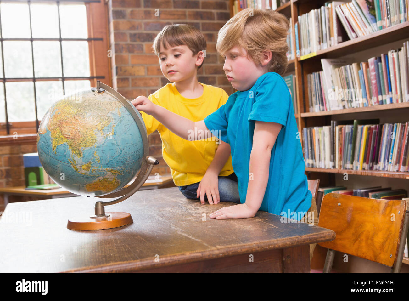 Nette Schüler suchen im globe Stockfoto