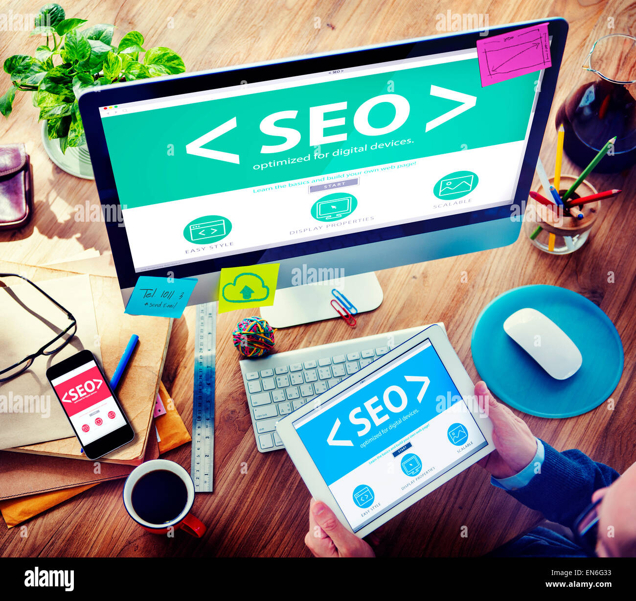 Mann mit digitalen Geräten, die auf der Suche nach SEO Konzepte Stockfoto