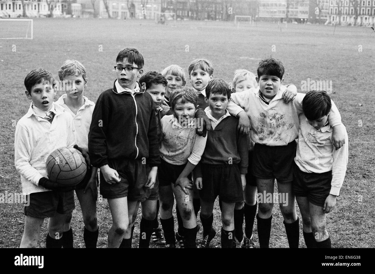 Junge Praktikanten von der Westminster Abbey Chorschule, im Alter von acht bis zehn Jahre alt, erstickte im Schlamm nach einem hartgezogenen Spiel auf dem Sportplatz Vincent Square in Westminster, London. 29. November 1972. Stockfoto