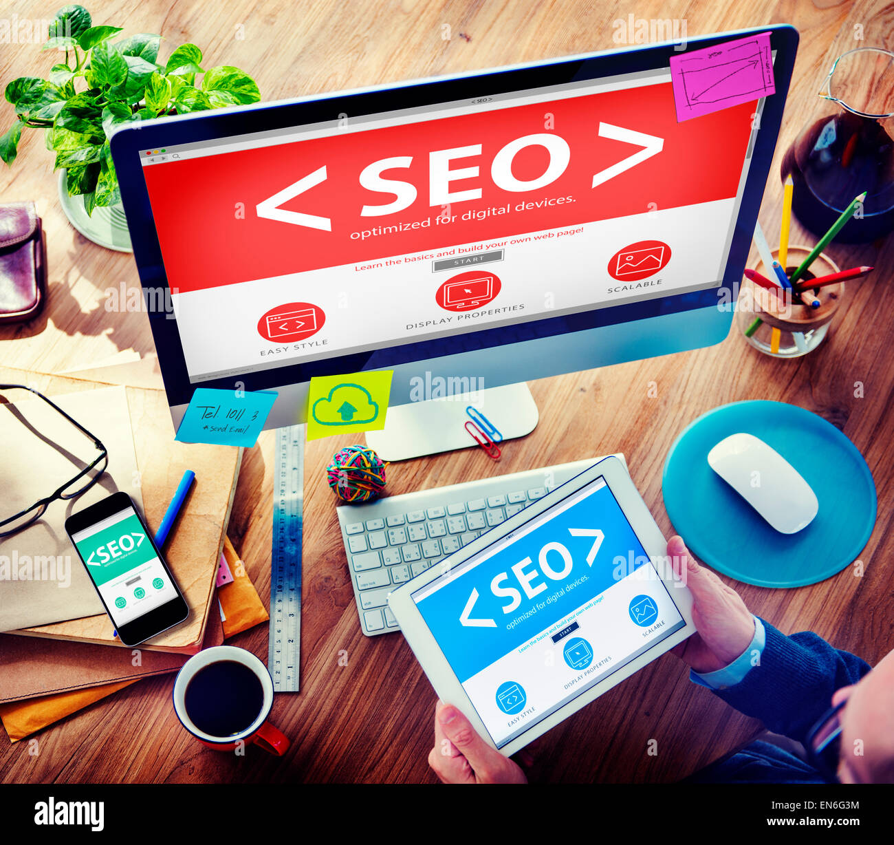Mann mit digitalen Geräten, die auf der Suche nach SEO Konzepte Stockfoto