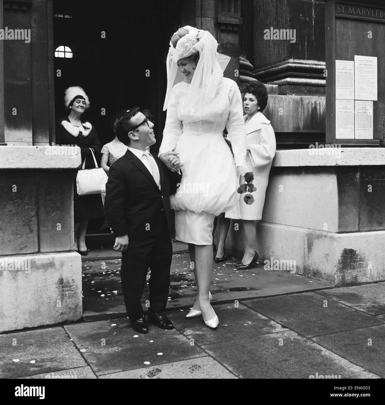 Verheiratet am Standesamt Marylebone, Zwerg David Johnson der Gebrüder Strong, Mannequin Ramona Austin. Das Paar traf sich im Moulin Rouge, Paris, wo David Johnson Darsteller war. Unser Bild zeigt: Das Paar nach der Hochzeit 24. Mai 1962 Stockfoto