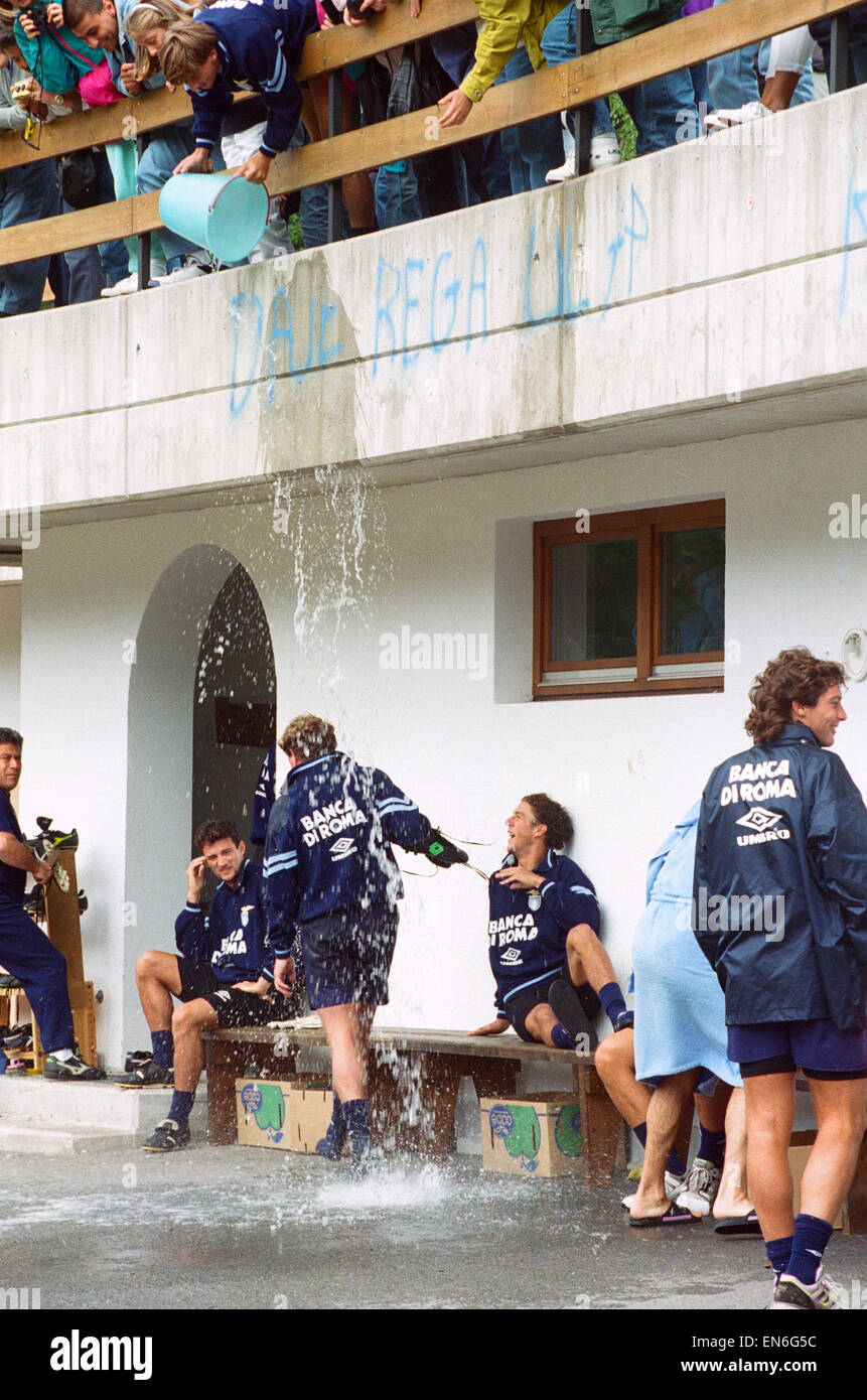 Lazio Fußballer Paul Gascoigne hat einen Eimer Wasser kippte um ihn von seinem Teamkollegen Beppe Signori nach eine Trainingseinheit in den österreichischen Alpen vor dem Makita internationalen Turnier in London statt. 23. Juli 1993. Stockfoto