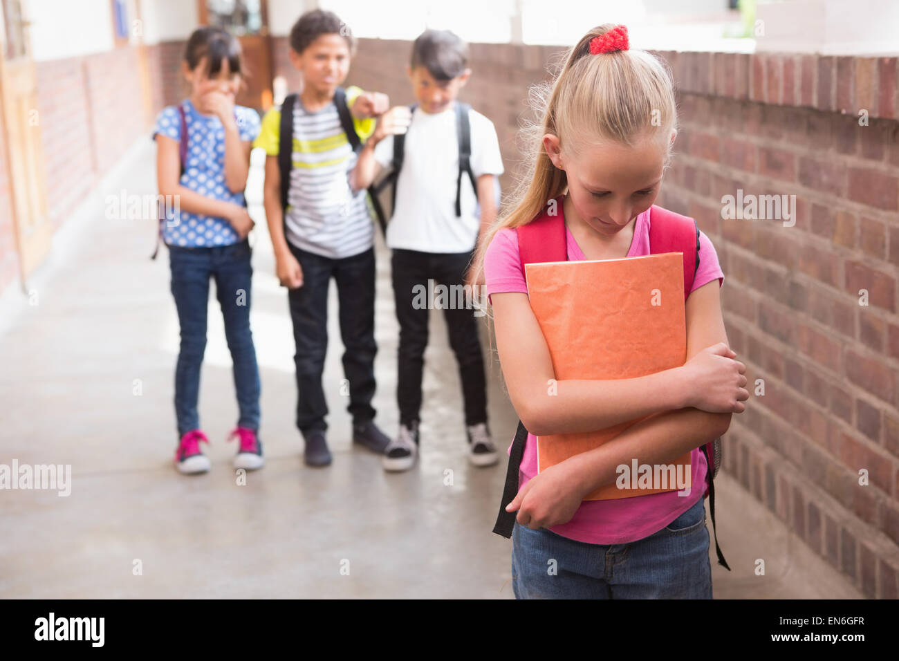 Schülerinnen und Schüler Freunde necken Schüler allein Stockfoto