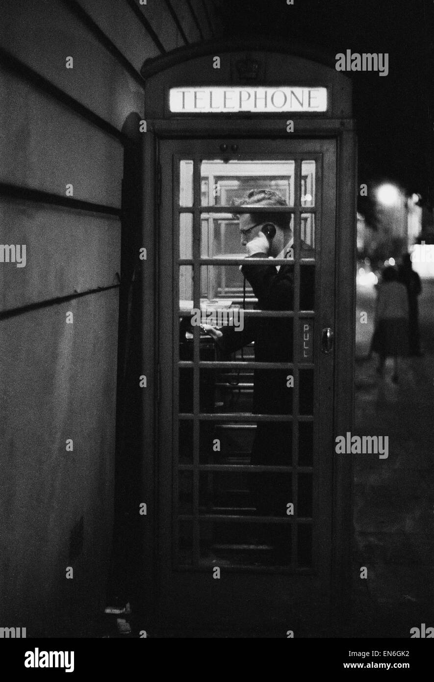 Ein Mann aus einer öffentlichen Telefonzelle in London anrufen. 31. August 1958. Stockfoto