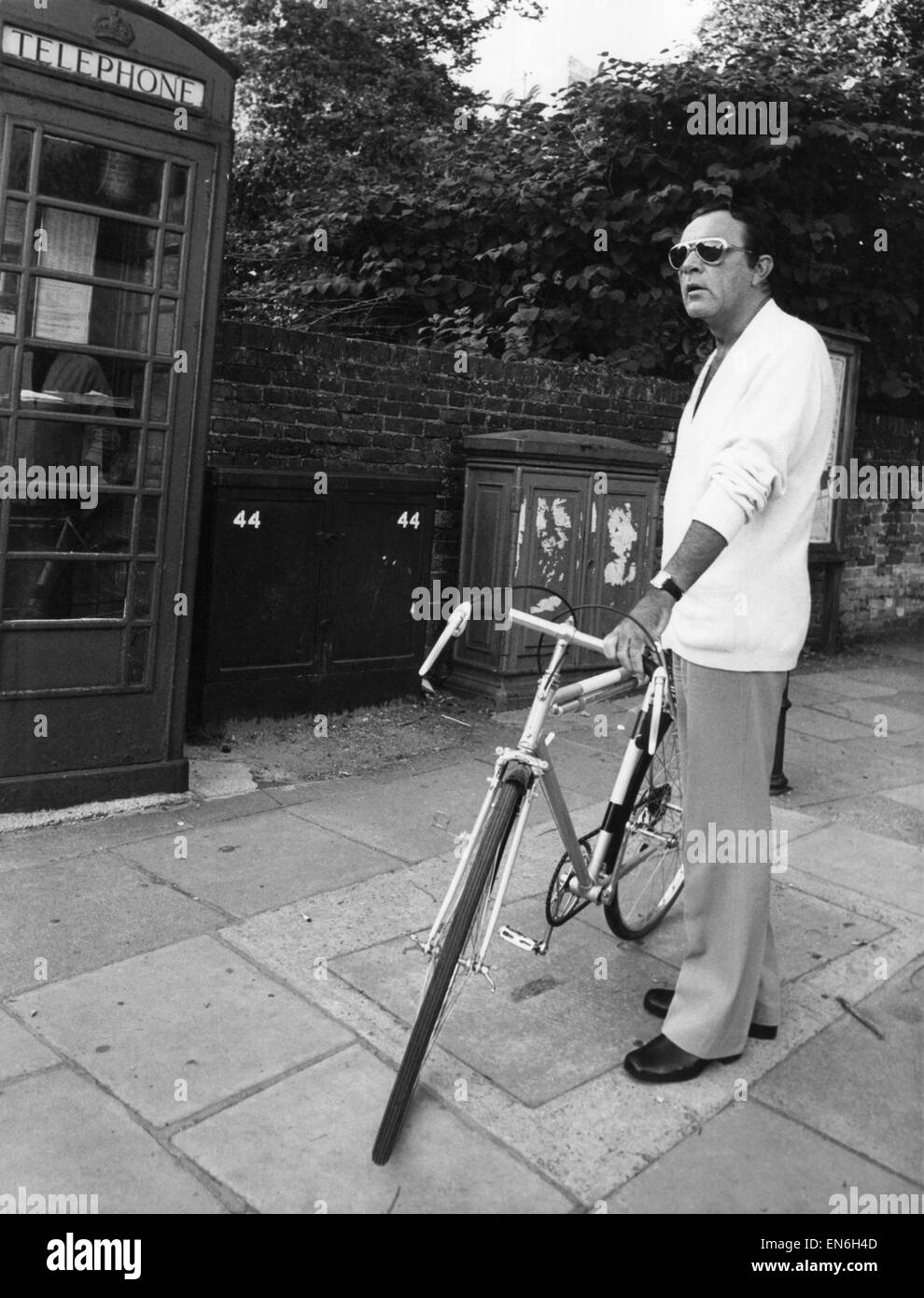 Richard Burton wieder in den Sattel, passen die Schauspieler hält in Winchester. August 1974 Stockfoto