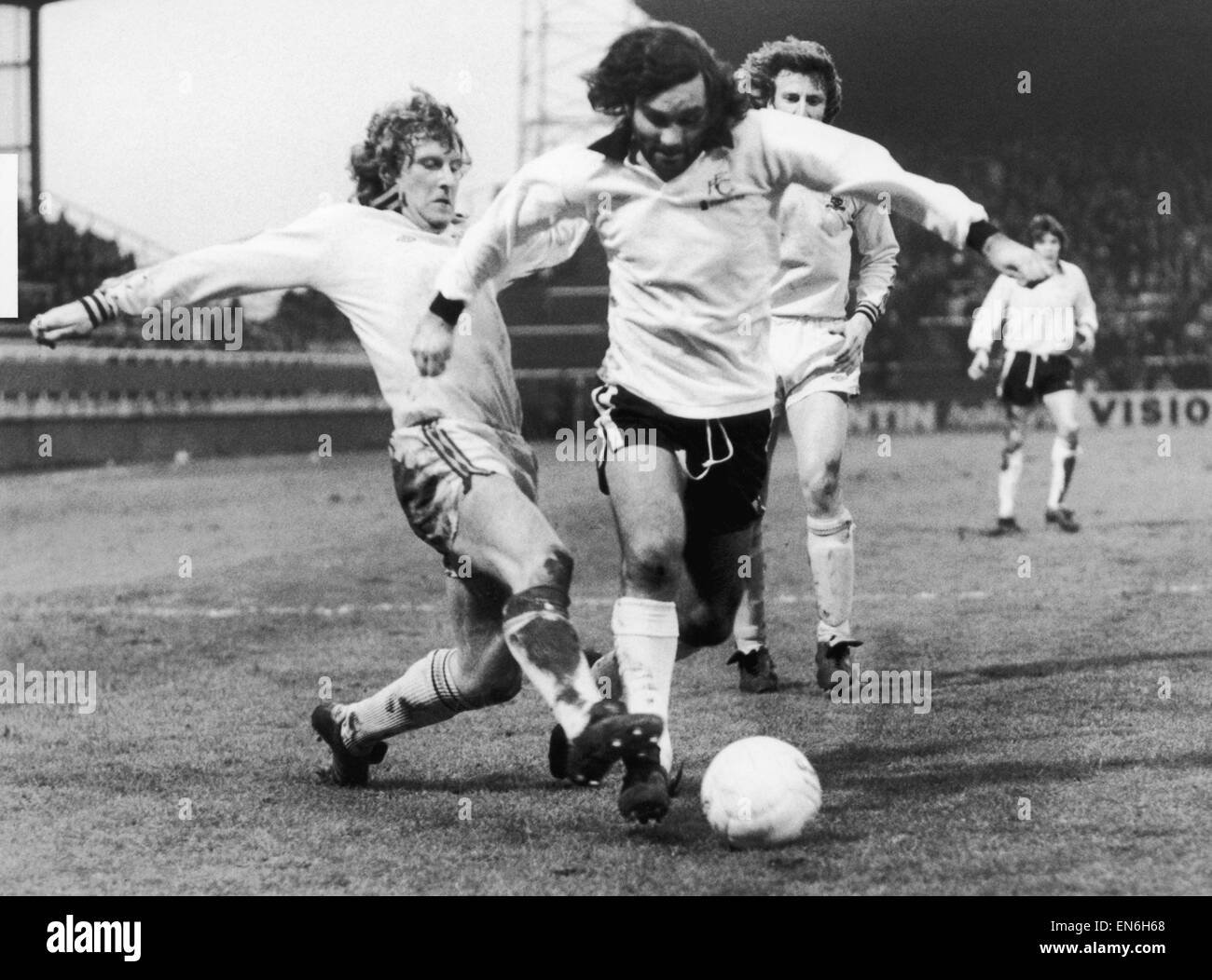 Fulham v. Burnley. George Best von Fulham fliegt vorbei Smith von Burnley. Stockfoto