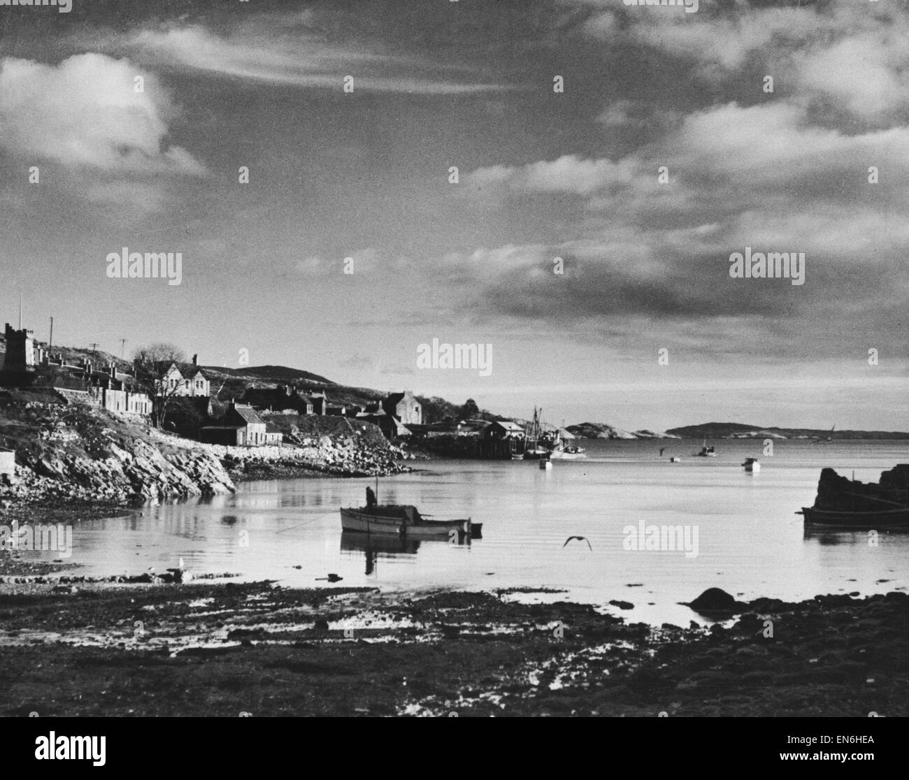 Hafen-Szene in den Hebriden, Schottland. Ca. 1960. Stockfoto