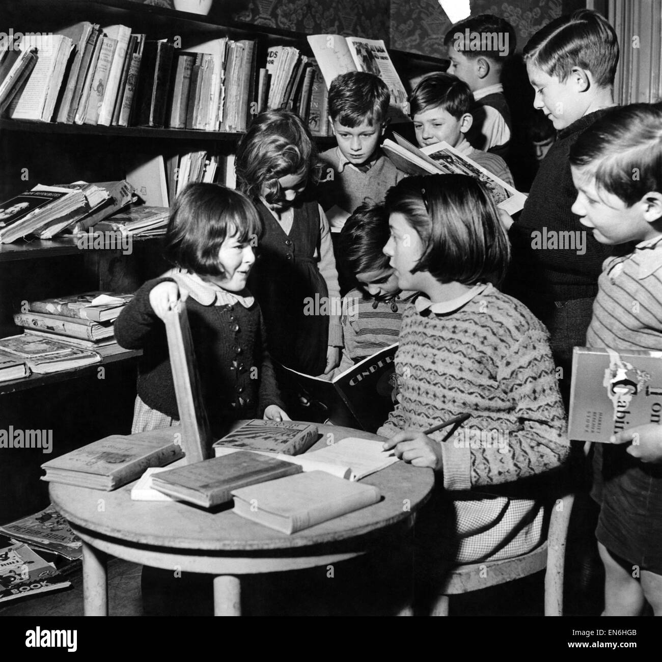 10 Jahre altes Mädchen Bibliothekar. Shirley Needham, dessen Mutter eine Pantomime-Star ist wurden Bibliothekar in der Herberge für Kinder Akteure auf Ealine unternommen. Januar 1948 Stockfoto