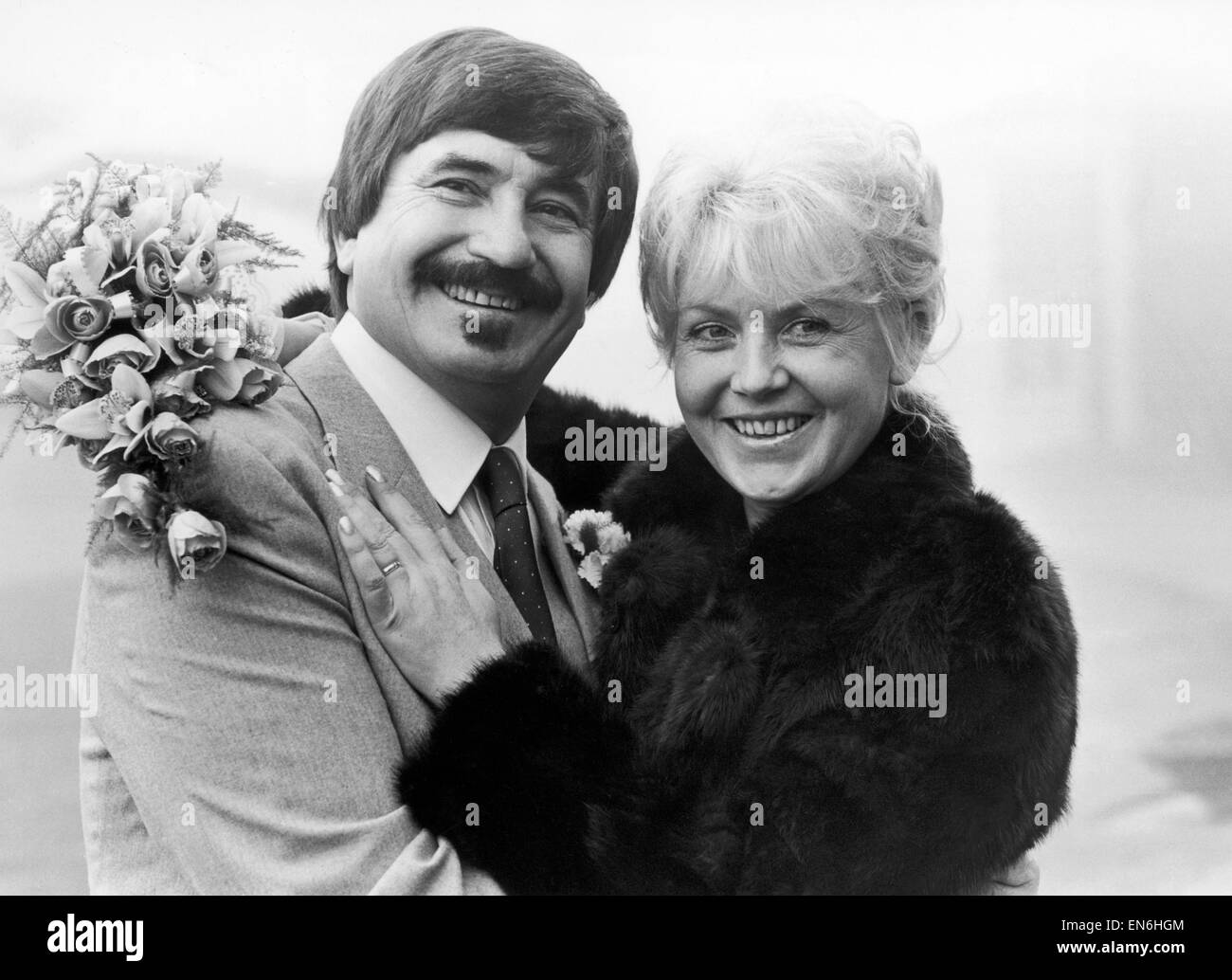 Jazz-Trompeter Kenny Ball mit seiner neuen Frau Michelle Wilde am Tag ihrer Hochzeit. 28. Dezember 1984. Stockfoto