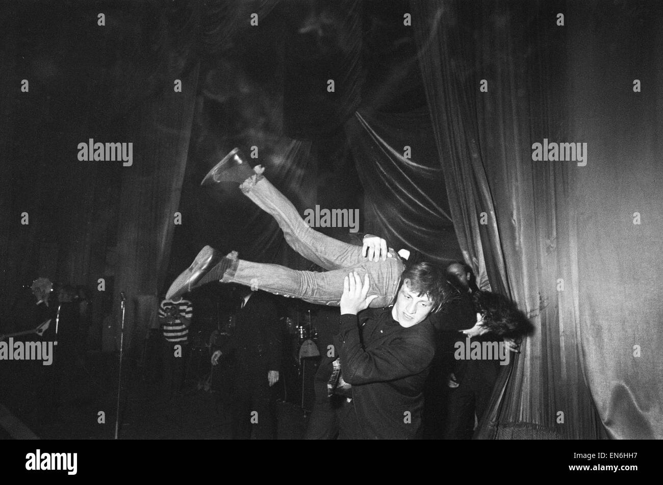Die Rolling Stones im Kino ABC in Carlisle. Ein Fan ist von der Bühne entfernt. 17. September 1964 Stockfoto
