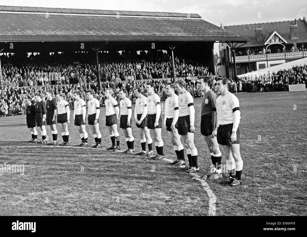 Fulham 3 v. Sheffield United 1. 1964-League-Spiel Fulham Spieler Line-up vor Kick-off für eine Schweigeminute im Craven Cottage für ermordeten US-Präsidenten Kennedy 23. November 1963. Stockfoto