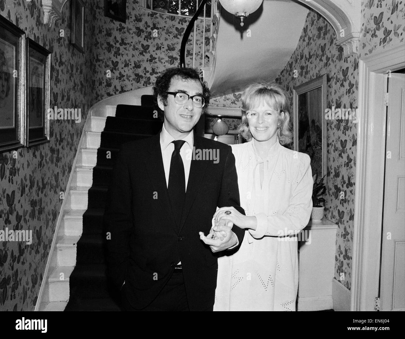 Dramatiker Harold Pinter und Autor Dame Antonia Fraser im Bild zusammen auf dem Flur ihres Hauses, 9. Oktober 1980. Es wurde berichtet, dass das Paar heimlich geheiratet haben und nach der Zeremonie sie zurück zu einer Party bei ihr zu Hause ging. Stockfoto