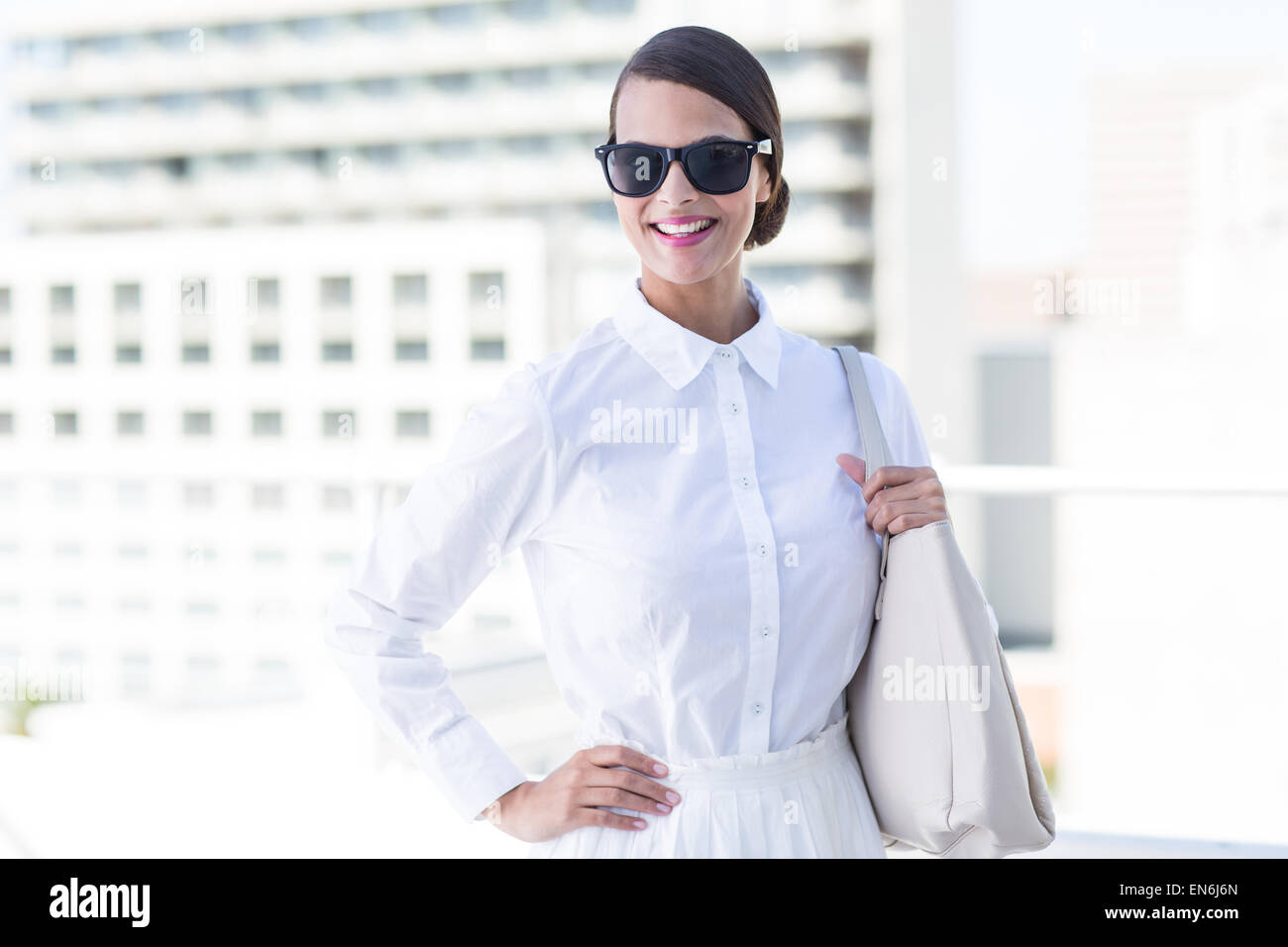 Hübsche Frau, Blick in die Kamera mit der Hand auf den Hüften Stockfoto
