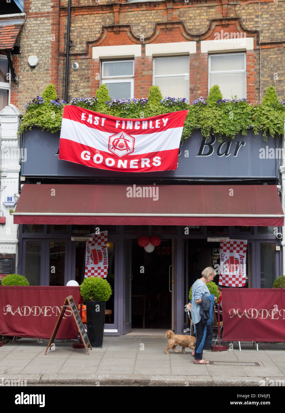 Maddens Bar mit Arsenal FC Fahnen und Banner auf 2014 FA-Cup-Finale Tag East Finchley North London England UK Stockfoto