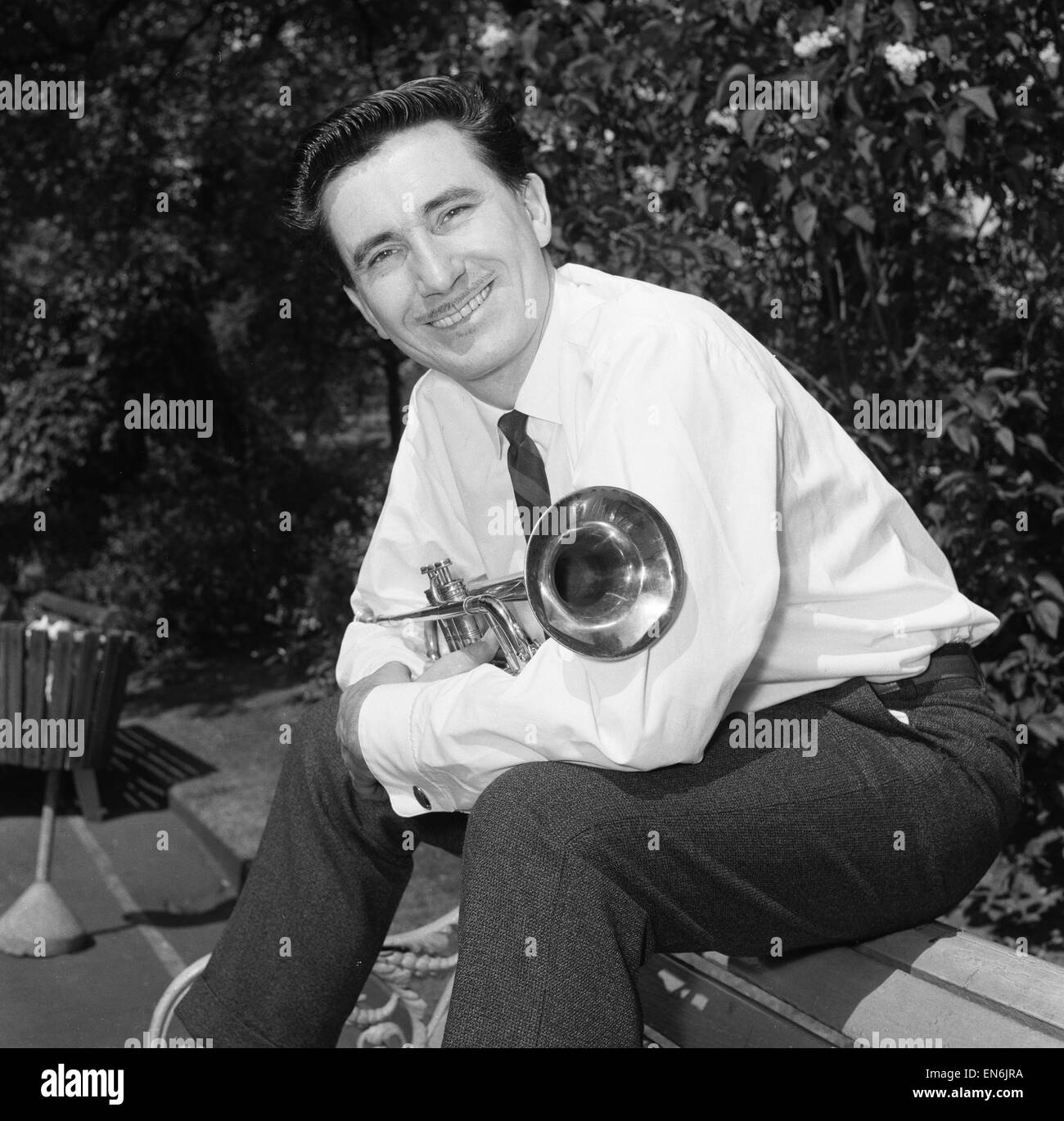 Jazz-Trompeter Kenny Ball in Londons Böschung Gärten während der Proben abgebildet. 13. Juni 1962. Stockfoto