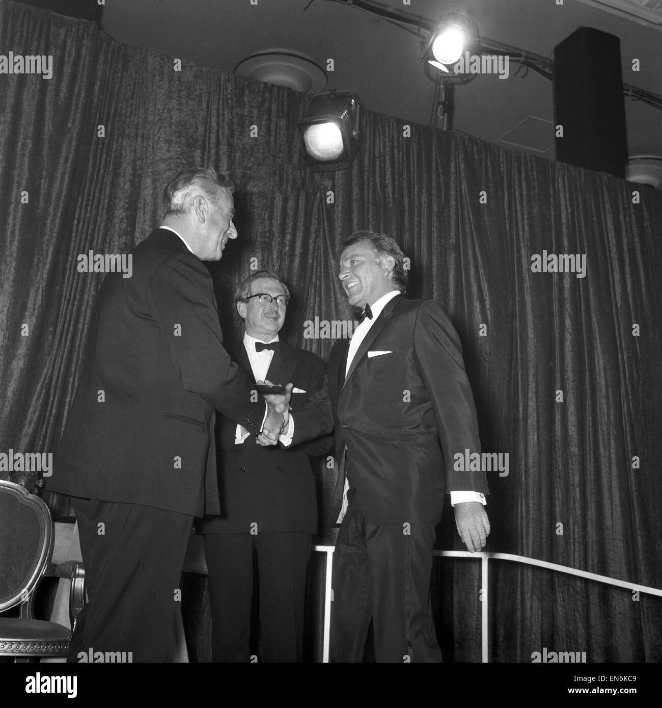 Richard Burton gesehen hier Darstellerpreis von Lord Mountbatten erhalten. April 1967 Stockfoto