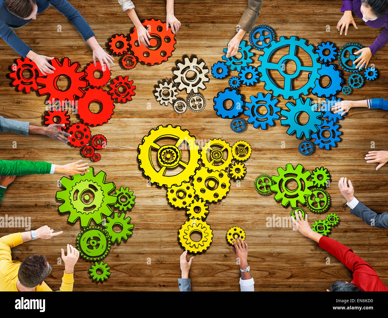 Multiethnische Gruppe von Menschen mit Zahnradsymbol Stockfoto