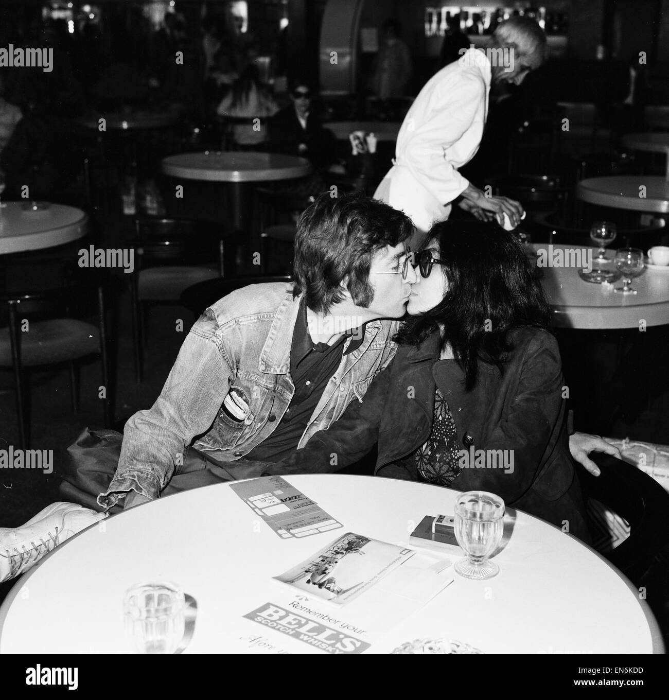 Ex-Beatle John Lennon mit seiner Frau Yoko Ono verlassen Flughafen Heathrow für das Cannes Film Festival, wo zwei ihrer Filme "The Fly" und "Apotheosis" gezeigt werden. 14. Mai 1971. Stockfoto