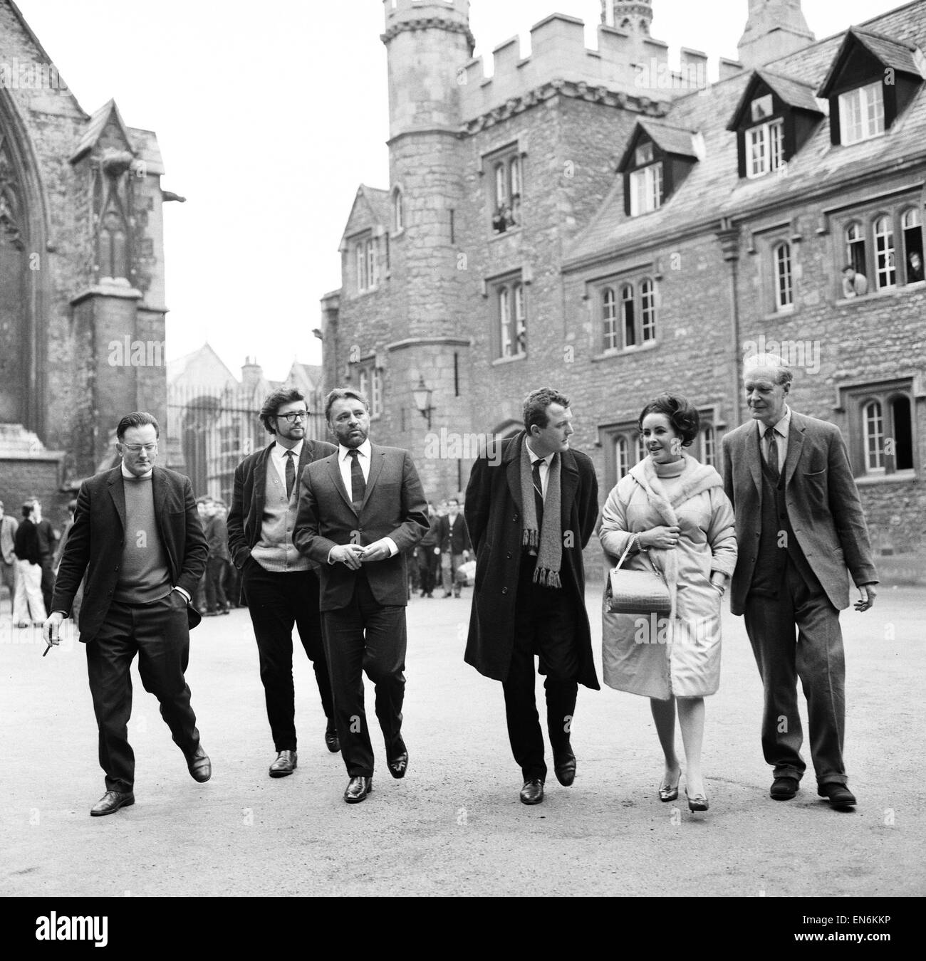 Richard Burton und Elizabeth Taylor Merton College in Oxford zu besuchen, die Produktion von "Herr Faustas" in dem sie beide kostenlos Star sind zu diskutieren. Professor Coghill weit rechts, wer soll den Film direkt und auf Burtons direkt seine Zweitbesetzung Bob Scott. 1 Stockfoto