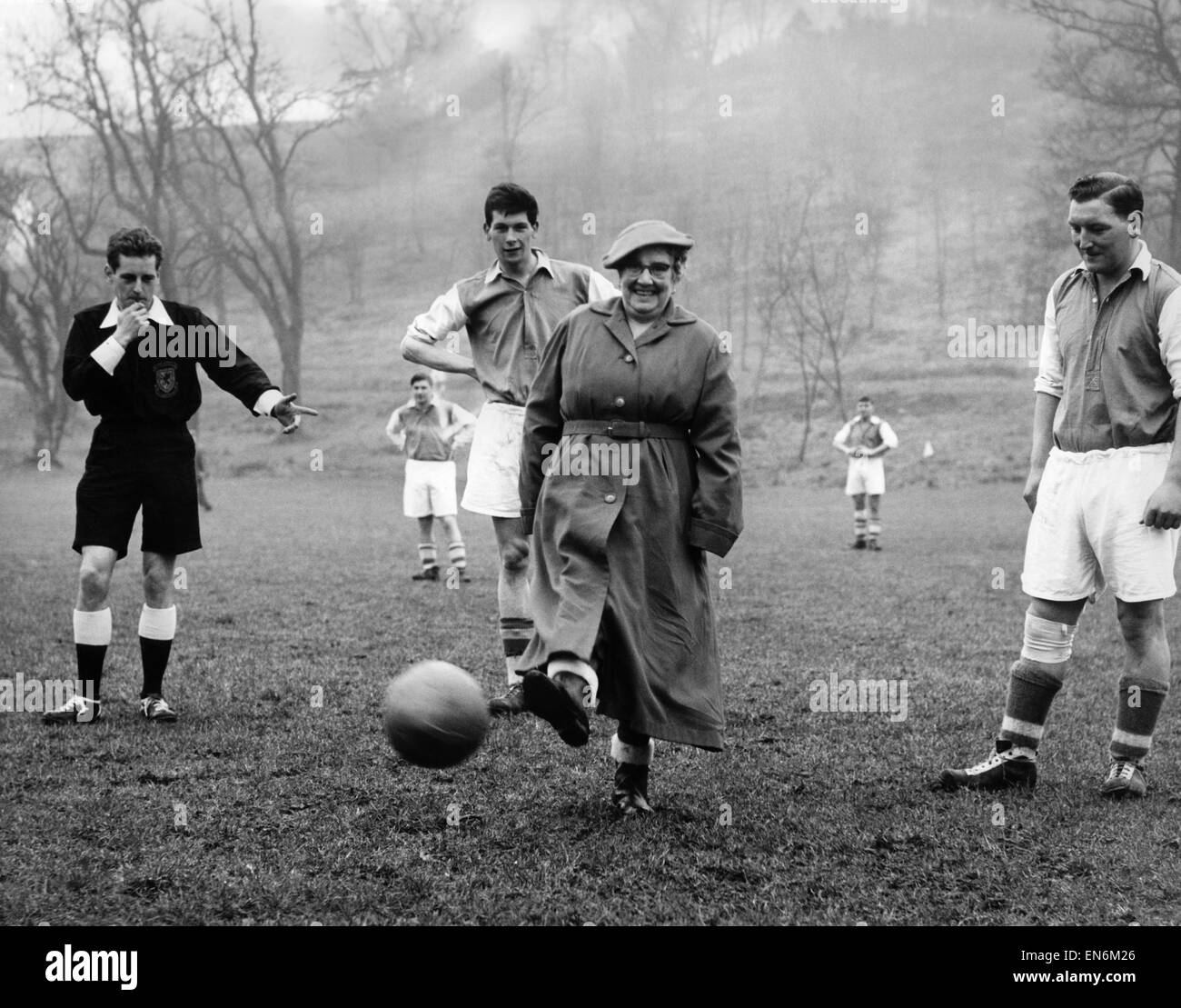 Frau M. Treeks Vale Straße, Barry, Glamorgan. Wünschte sich einen neuen Fußball für die Barry West End-Fußball-Club von der sie ein glühender Verfechter 1934 seit. Frau Treweeks startet um den Club das erste Spiel mit dem neuen Fußball bei den Club-Pla Stockfoto