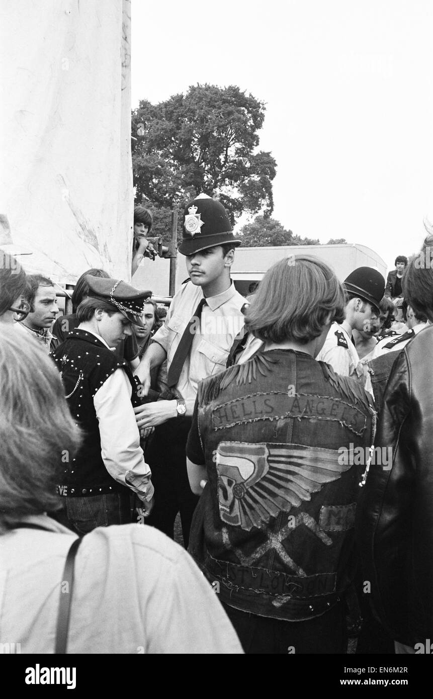 Polizei durchsuchen die Taschen der Hells Angels während der kostenlosen Rolling Stones-Konzert im Hyde Park, London, 5. Juli 1969. Stockfoto