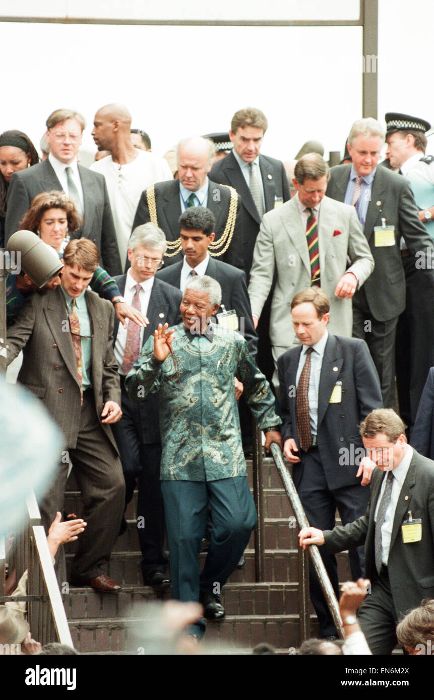 Der südafrikanische Präsident Nelson Mandela gesehen hier auf Besuch Brixton Erholungszentrum mit Prinz Charles während des Präsidenten-Staates Besuch in London. 12. Juli 1996 Stockfoto