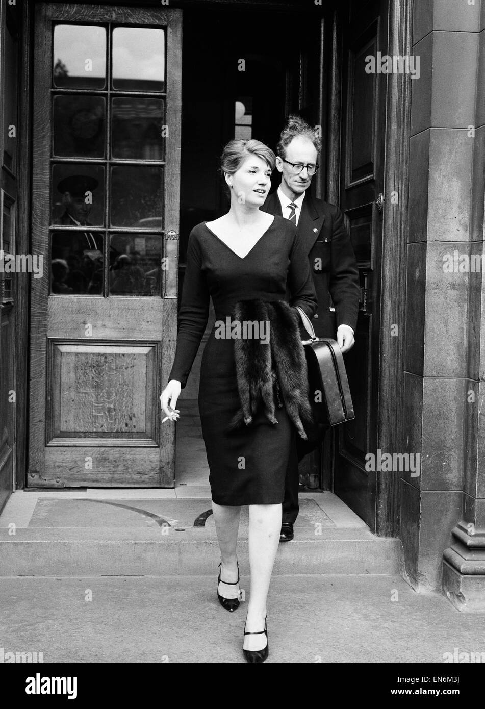 Lord Denning Untersuchung der Studie Dr. Ward in der John Profumo und Christine Keeler-Affäre. Zeuge Ronna Ricardo lässt die Schatzkammer. 12. August 1963. Stockfoto