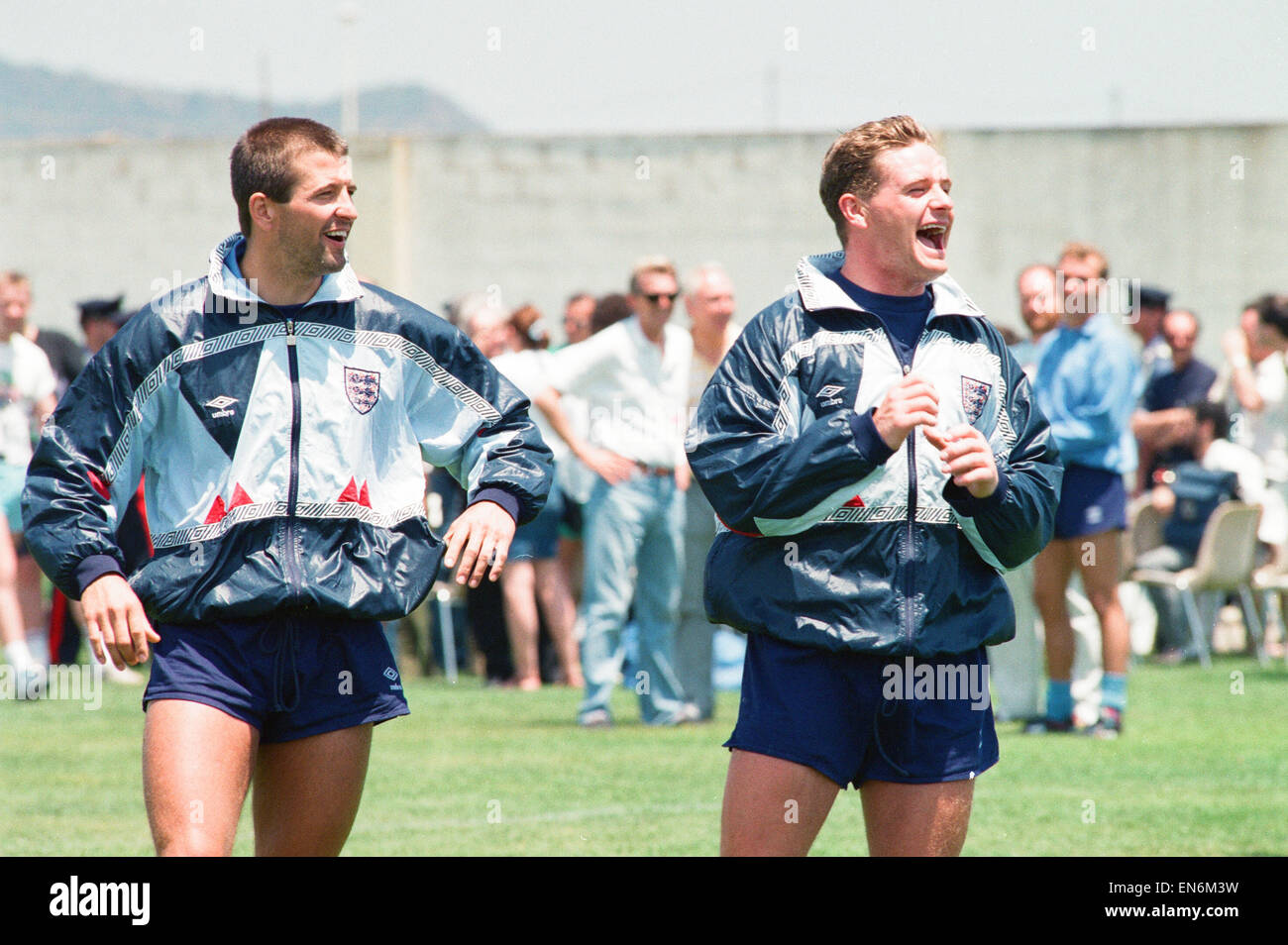 Weltmeisterschaft 1990 in Italien. England-Teamkollegen Steve Bull (links) und Paul Gascoigne in gute Laune in ihr Trainingslager. Juni 1990. Stockfoto