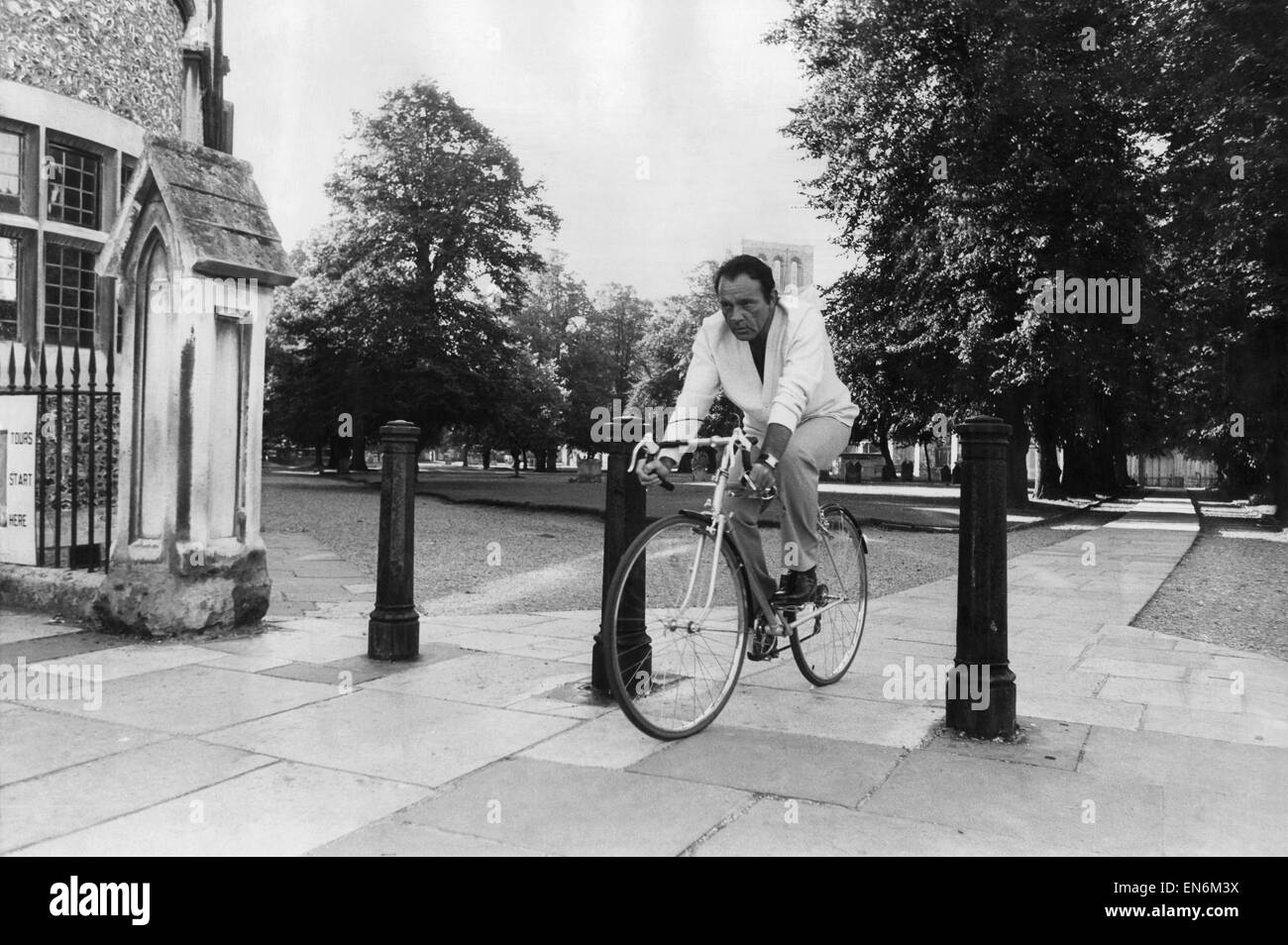 Richard Burton wieder in den Sattel, passen die Schauspieler hält in Winchester. August 1974 Stockfoto