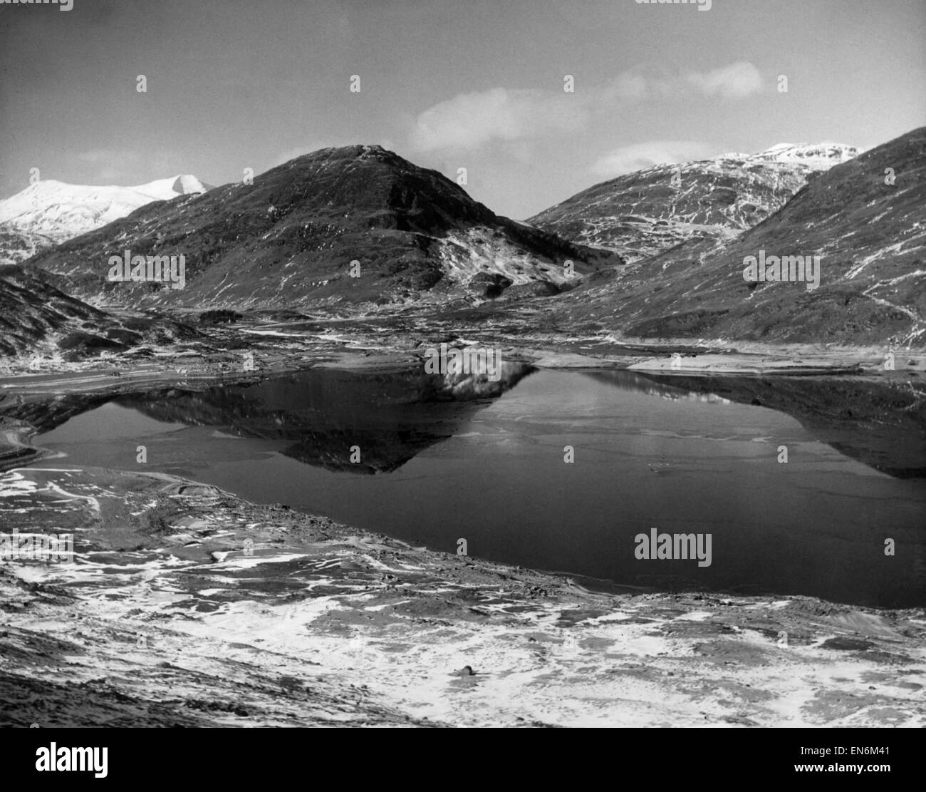 Gesamtansicht mit Loch Treig innerhalb der Lochaber Hügel in der Nähe von Fort William, Schottland. Um 1930. Stockfoto