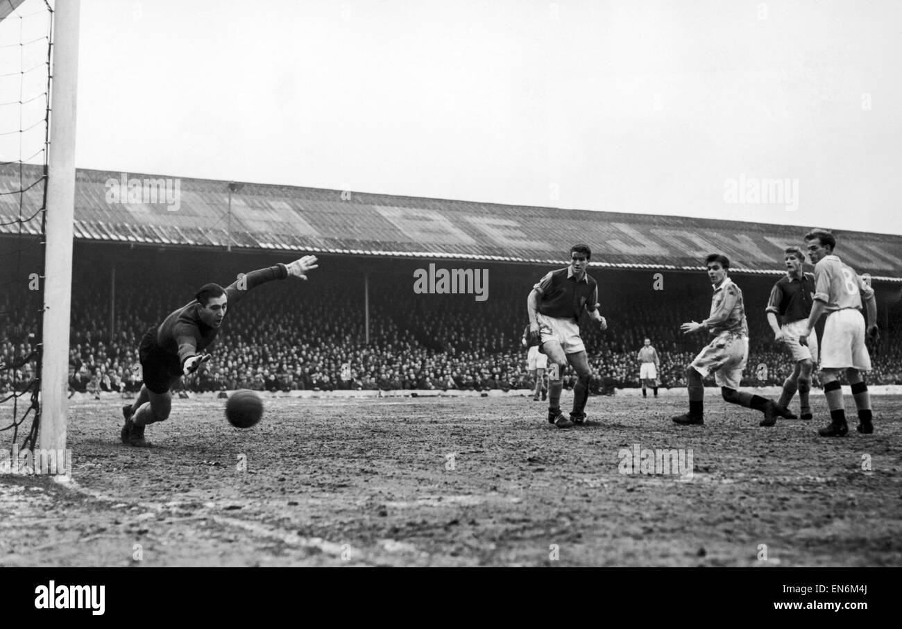 FA Cup vierten Runde Replay an der Bloomfield Road. Blackpool 3 V West Ham 1. West Ham United Torhüter Gregory taucht ein wenig zu spät, um Blackpool das zweite Tor von Perry zu verhindern. 3. Februar 1954. Stockfoto