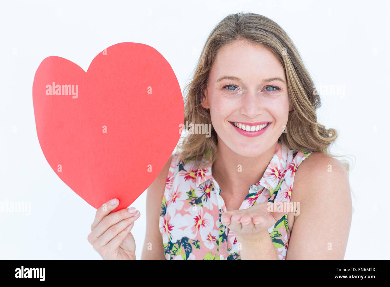 Frau Herzkarte halten und weht Kuss Stockfoto