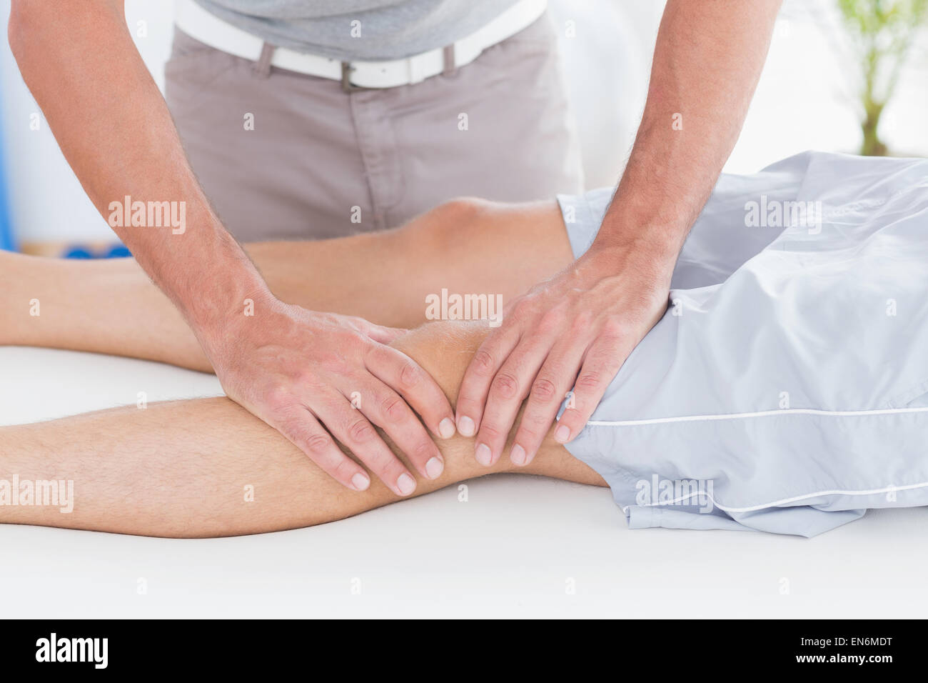 Mann mit Knie massage Stockfoto