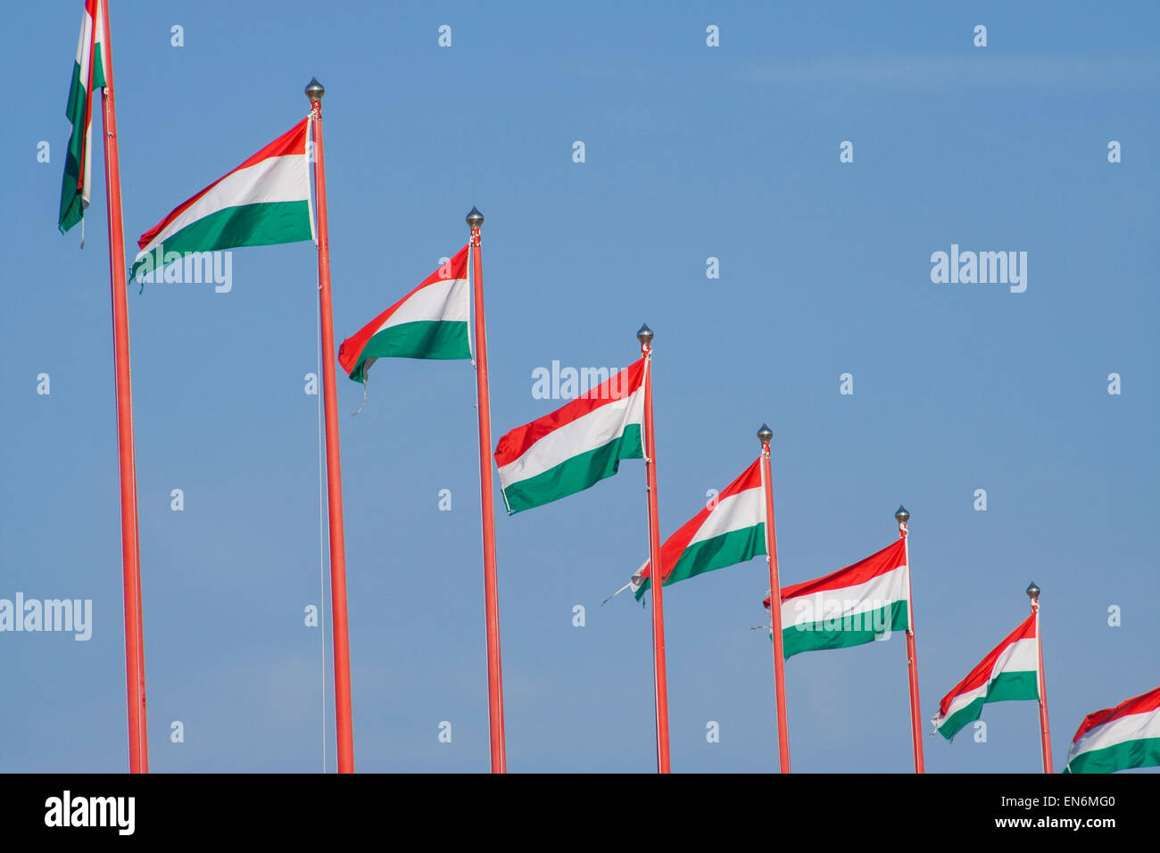 Ungarische nationale Fahnen flattern im Wind, Budapest, Ungarn Stockfoto