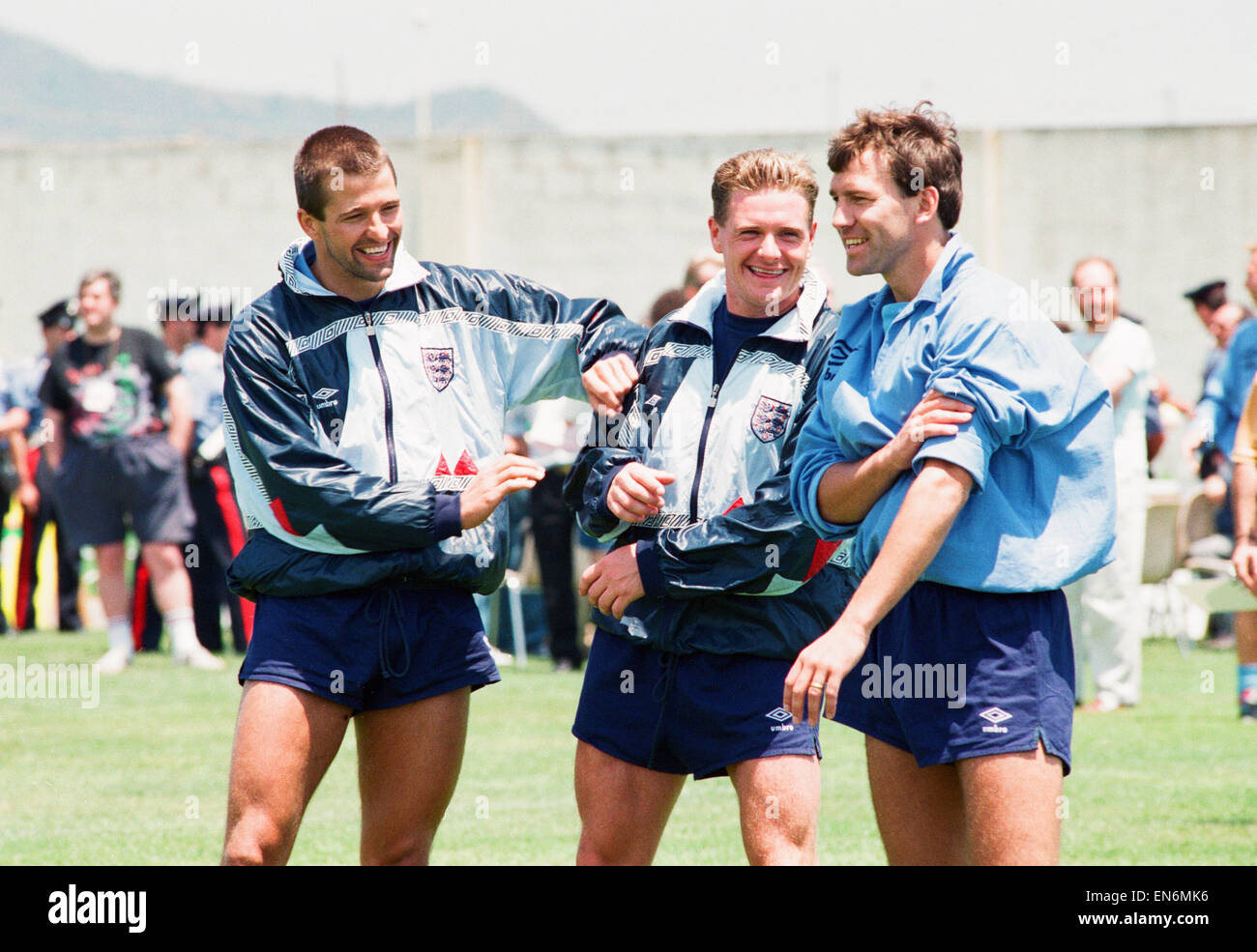 Weltmeisterschaft 1990 in Italien. England-Teamkollegen von links nach rechts: Steve Bull, Paul Gascoigne und Bryan Robson in gute Laune in ihr Trainingslager. Juni 1990. Stockfoto