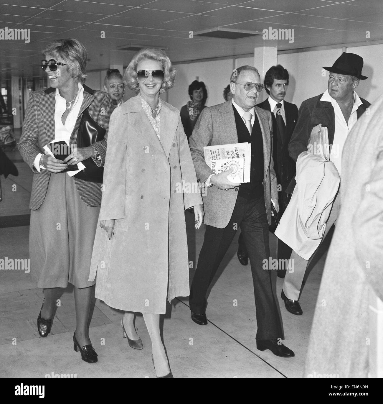 Frank Sinatra und Frau Barbara Marx hier am Flughafen Heathrow vor Abfahrt auf einem Concorde-Flug nach New York zu sehen. 17. September 1978 Stockfoto