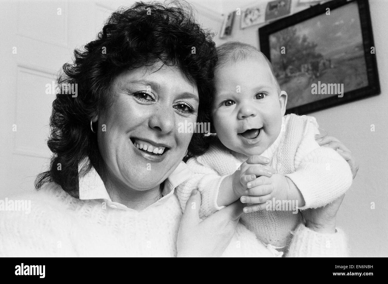 Frau Christine Lacey und ihr Baby Sohn Samuel - 4 Monate alt - im Bild zu Hause in Nottingham, 4. Januar 1985.Mrs Christine Lacey und ihr Baby Sohn Samuel - 4 Monate alt - im Bild zu Hause in Nottingham, 4. Januar 1985. Verwenden ein innovatives Verfahren, Sam Stockfoto