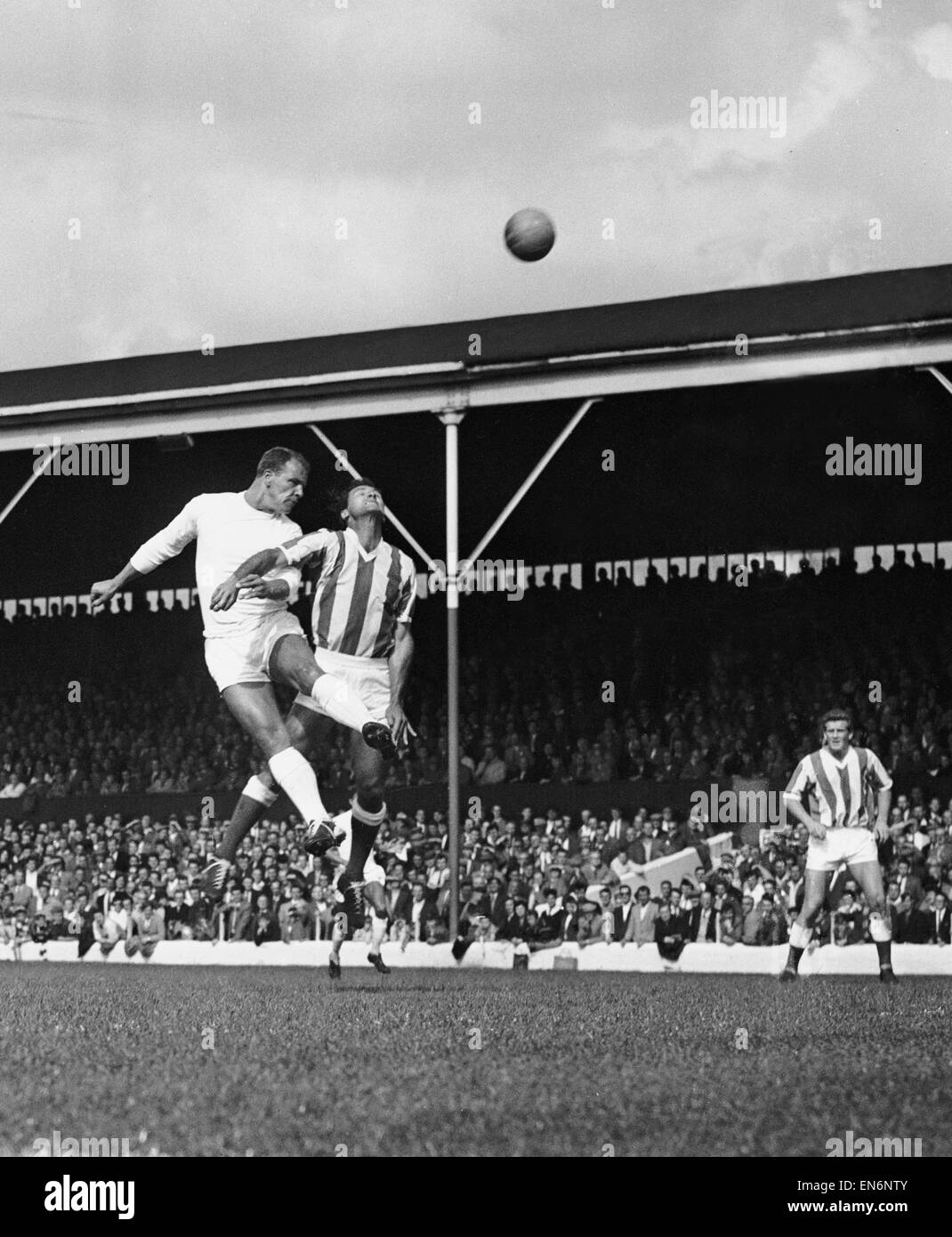 Englische League Division Two match bei den Victoria Ground. Stoke City 0 V Leeds United 1. Leeds' John Charles Sprünge für den hohen Ball mit Stoke Zentrum eine halbe Stuart. 18. August 1962. Stockfoto