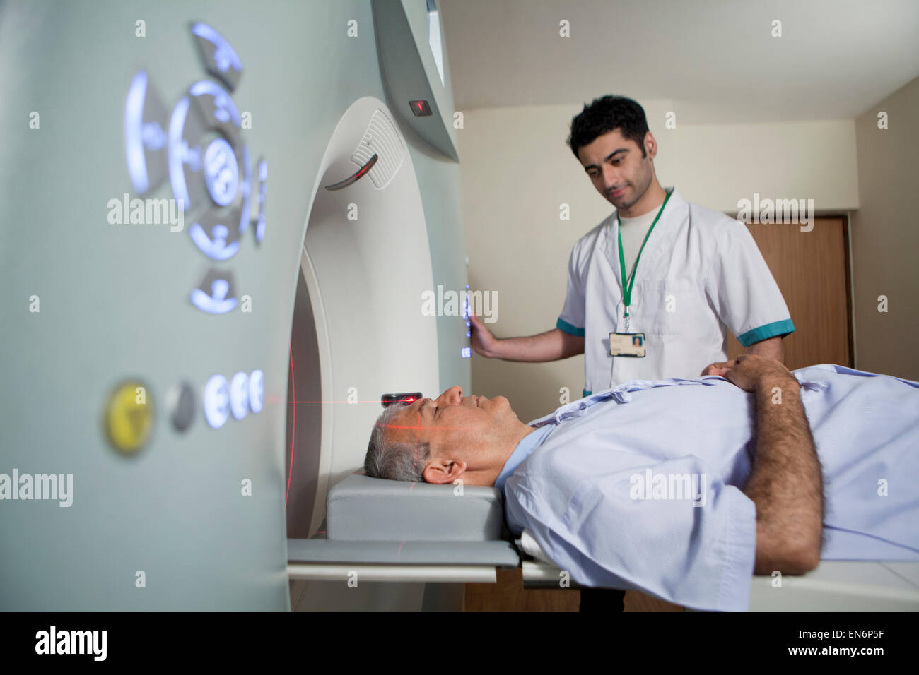 Medizintechniker mit Patienten auf CT-scanner Stockfoto