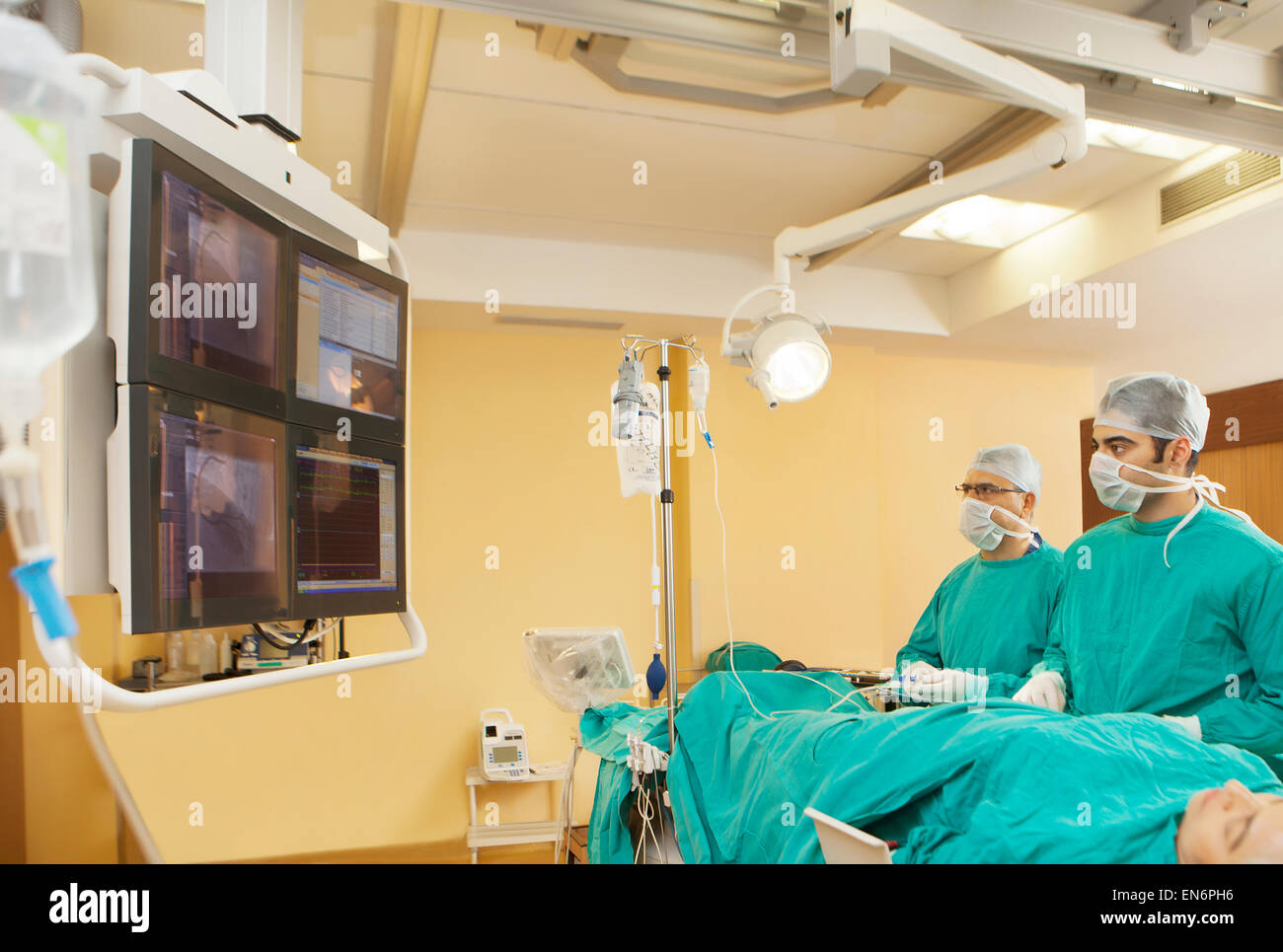 Chirurgen, die Überwachung von Patienten auf dem Bildschirm Stockfoto