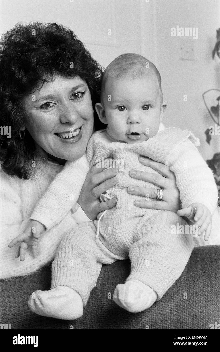 Frau Christine Lacey und ihr Baby Sohn Samuel - 4 Monate alt - im Bild zu Hause in Nottingham, 4. Januar 1985.Mrs Christine Lacey und ihr Baby Sohn Samuel - 4 Monate alt - im Bild zu Hause in Nottingham, 4. Januar 1985. Verwenden ein innovatives Verfahren, Sam Stockfoto