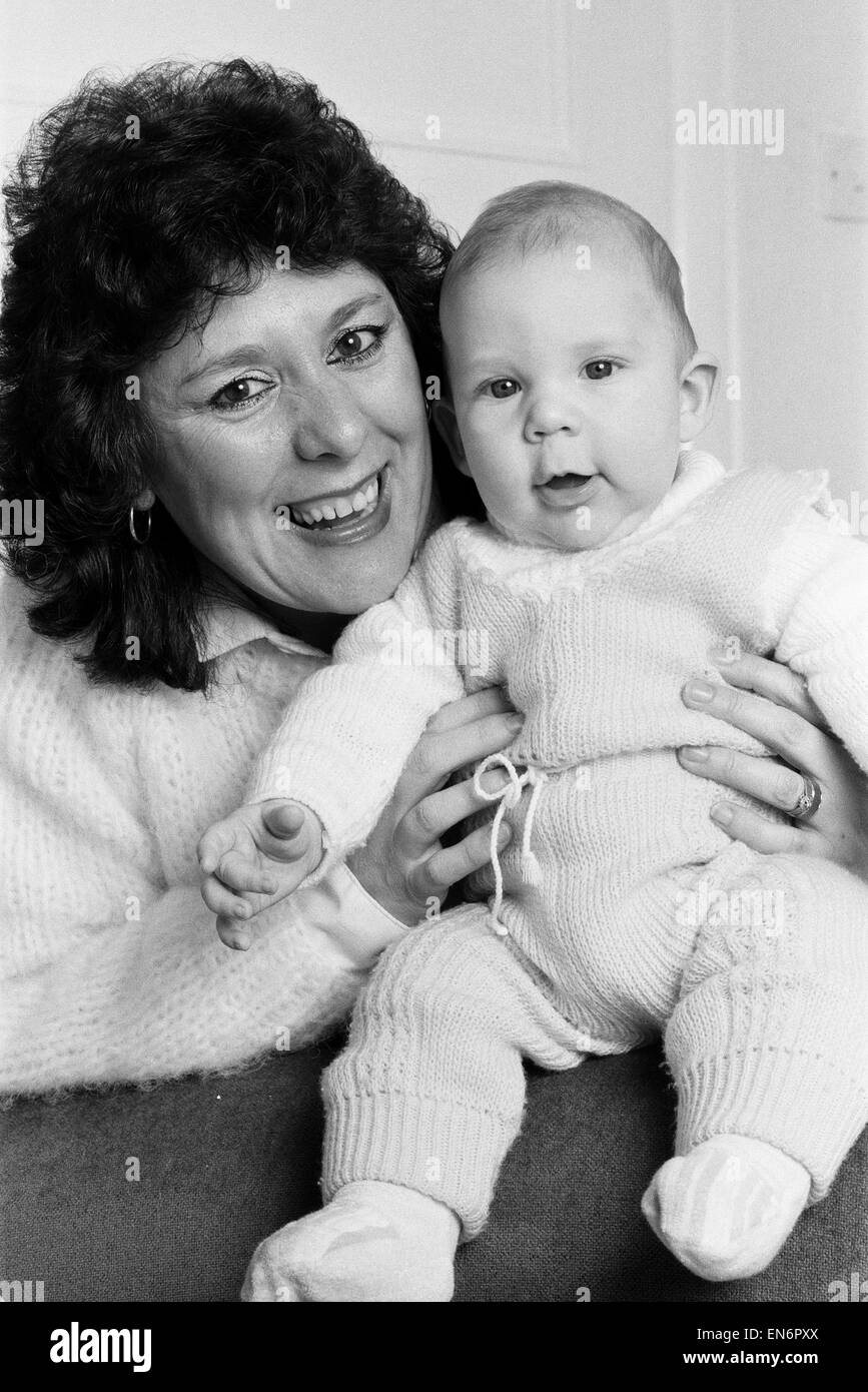 Frau Christine Lacey und ihr Baby Sohn Samuel - 4 Monate alt - im Bild zu Hause in Nottingham, 4. Januar 1985.Mrs Christine Lacey und ihr Baby Sohn Samuel - 4 Monate alt - im Bild zu Hause in Nottingham, 4. Januar 1985. Verwenden ein innovatives Verfahren, Sam Stockfoto