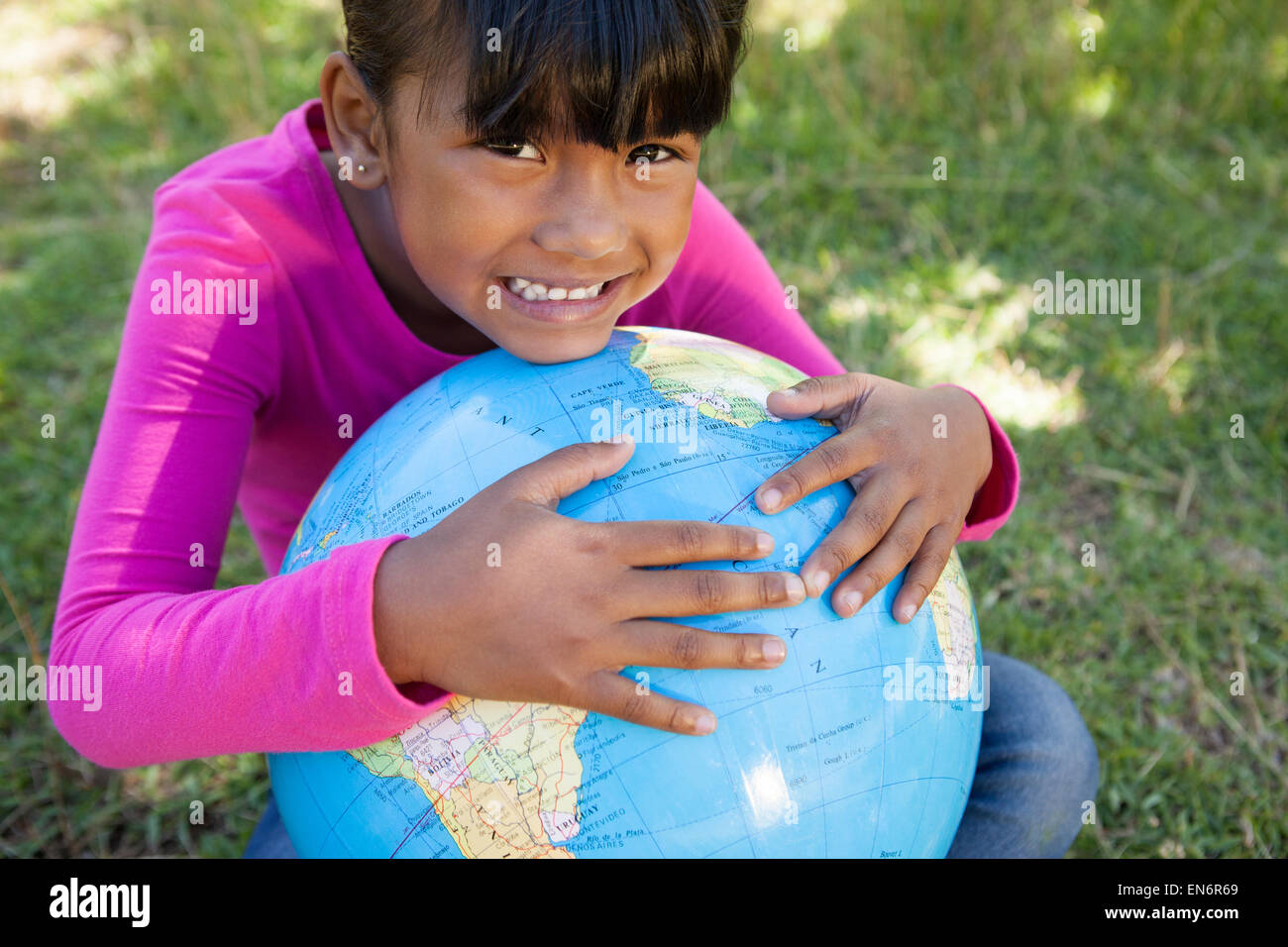 Niedliche kleine Mädchen halten Kugel Stockfoto