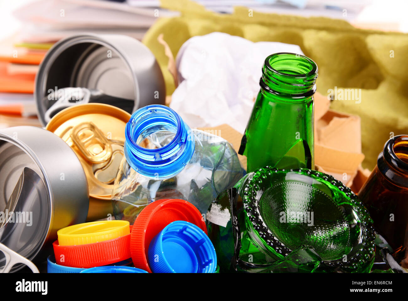Wiederverwertbaren Müll bestehend aus Glas, Kunststoff, Metall und Papier isoliert auf weißem Hintergrund Stockfoto
