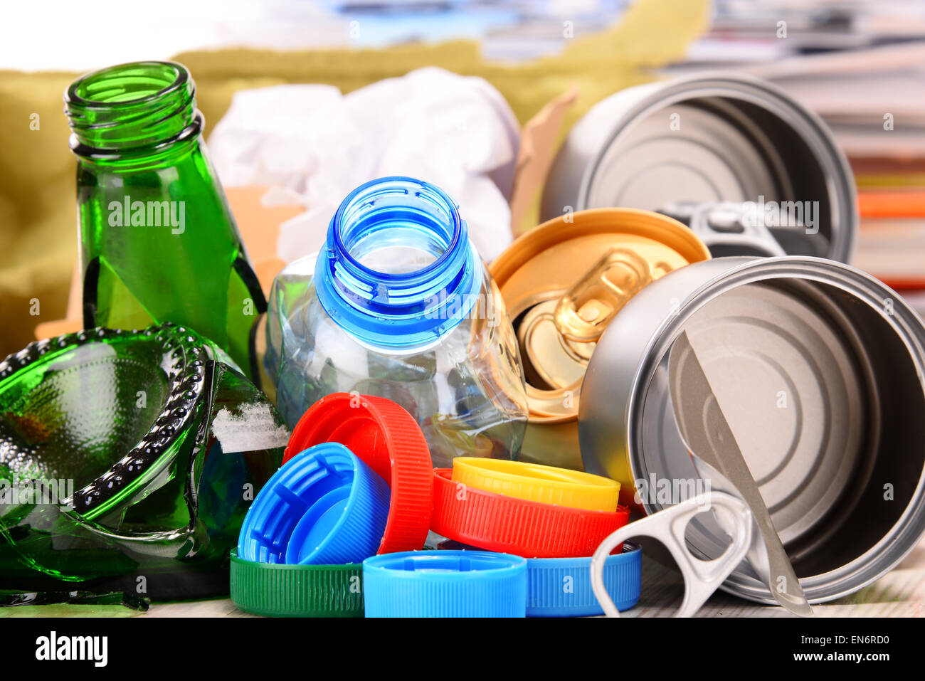 Wiederverwertbaren Müll bestehend aus Glas, Kunststoff, Metall und Papier isoliert auf weißem Hintergrund Stockfoto