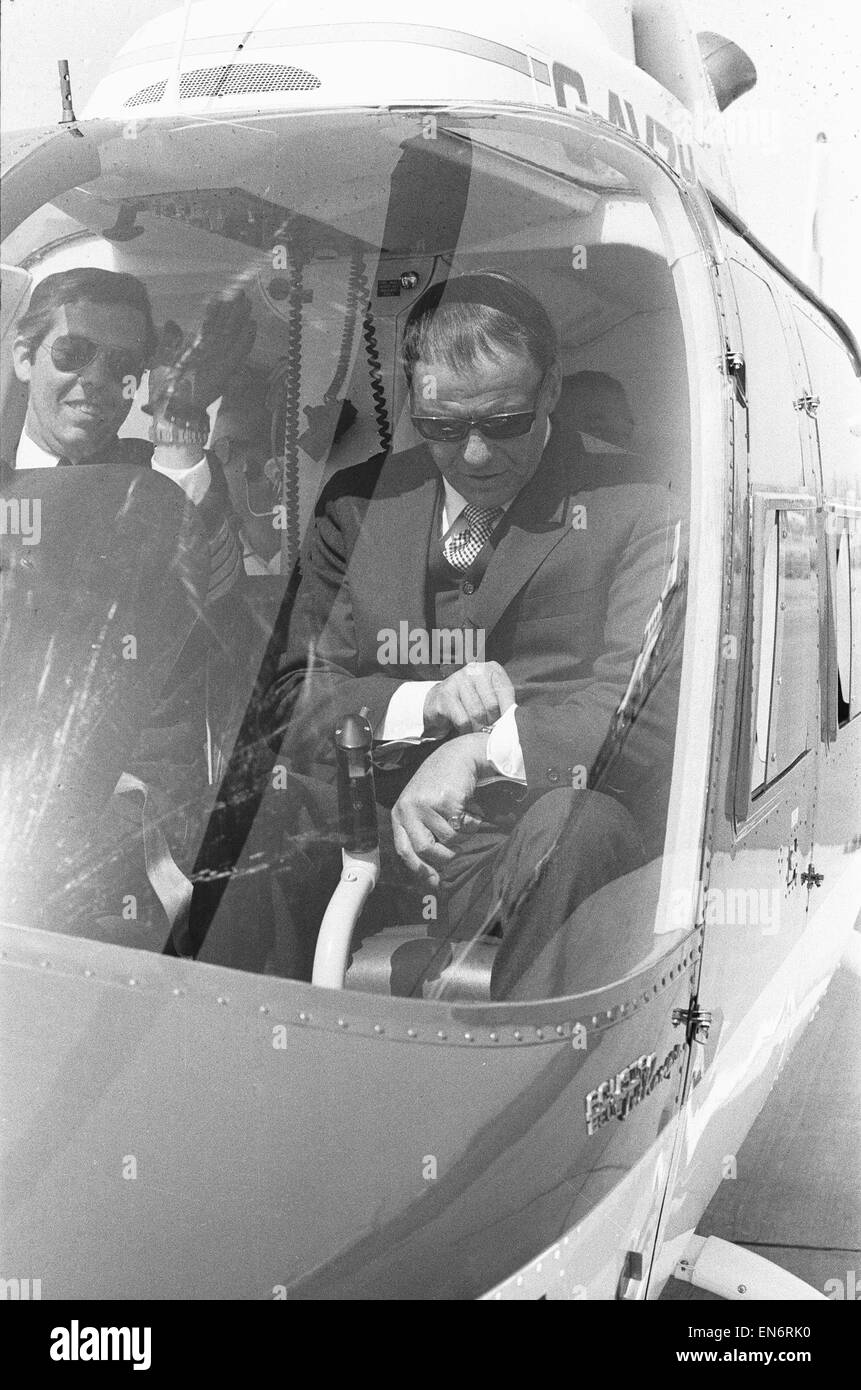 Sänger Frank Sinatra, die im Vereinigten Königreich, zwei Benefizkonzerte zugunsten der Kinder-Wohltätigkeitsorganisationen durchzuführen ist. Hier in einem Bell Jet Ranger Hubschrauber am Flughafen Gatwick, sieht man kurz nach seiner Ankunft in seinem Privatjet. Sinatra nahm den kurzen Flug von Stockfoto