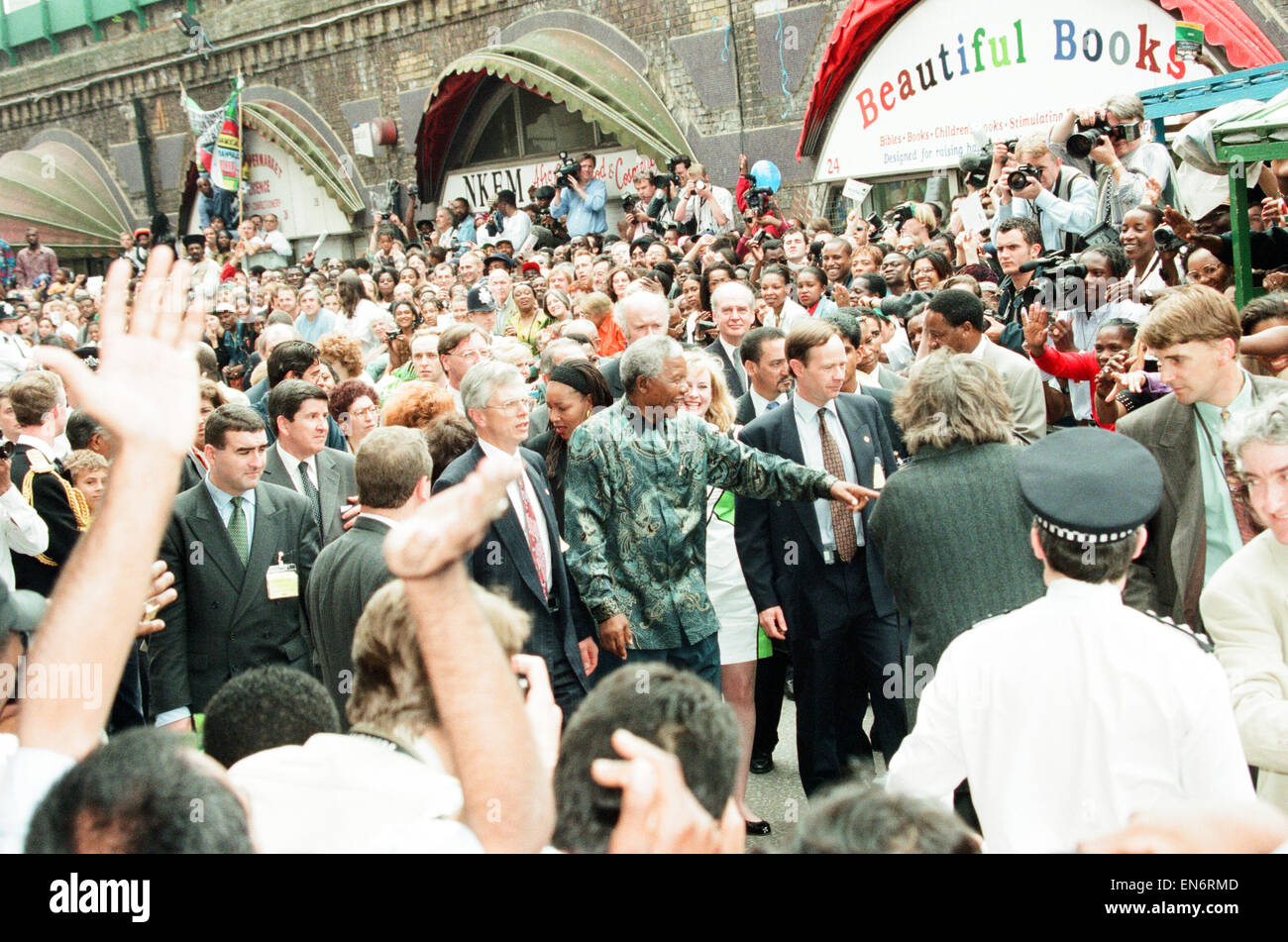 Der südafrikanische Präsident Nelson Mandela gesehen hier auf Besuch Brixton Market mit Prinz Charles während des Präsidenten-Staates Besuch in London. 12. Juli 1996 Stockfoto
