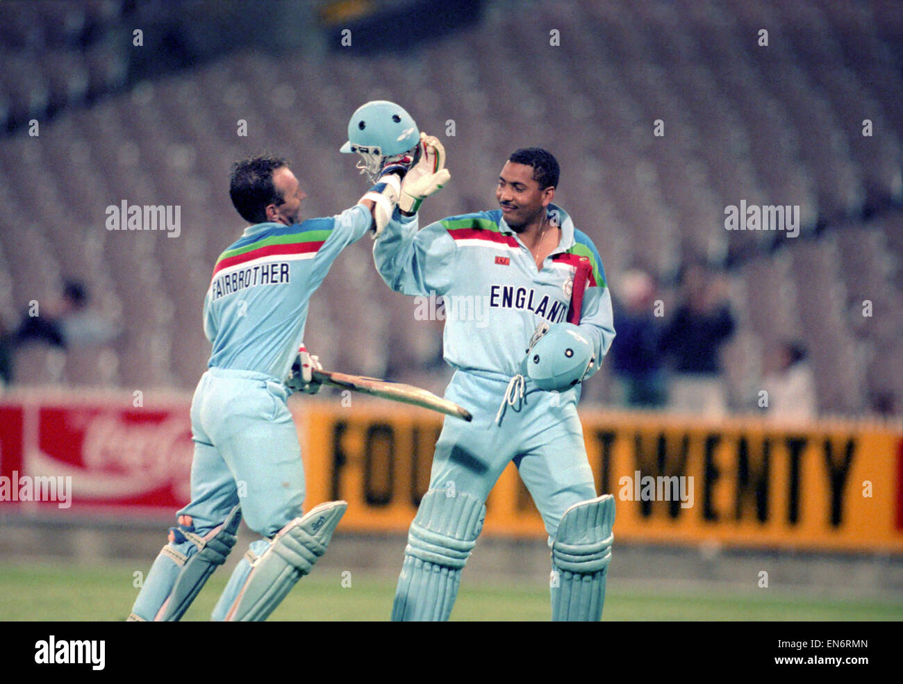 Kricket-Weltschale 1992 - Australien: England gegen Südafrika in Melbourne. England gewinnt mit 3 Wickets. Südafrika 236-4 (50 Over); England 226-7 (40,5 über). N. Fairbrother und s. DeFreitas. März 1992 DM-1894-163 Stockfoto