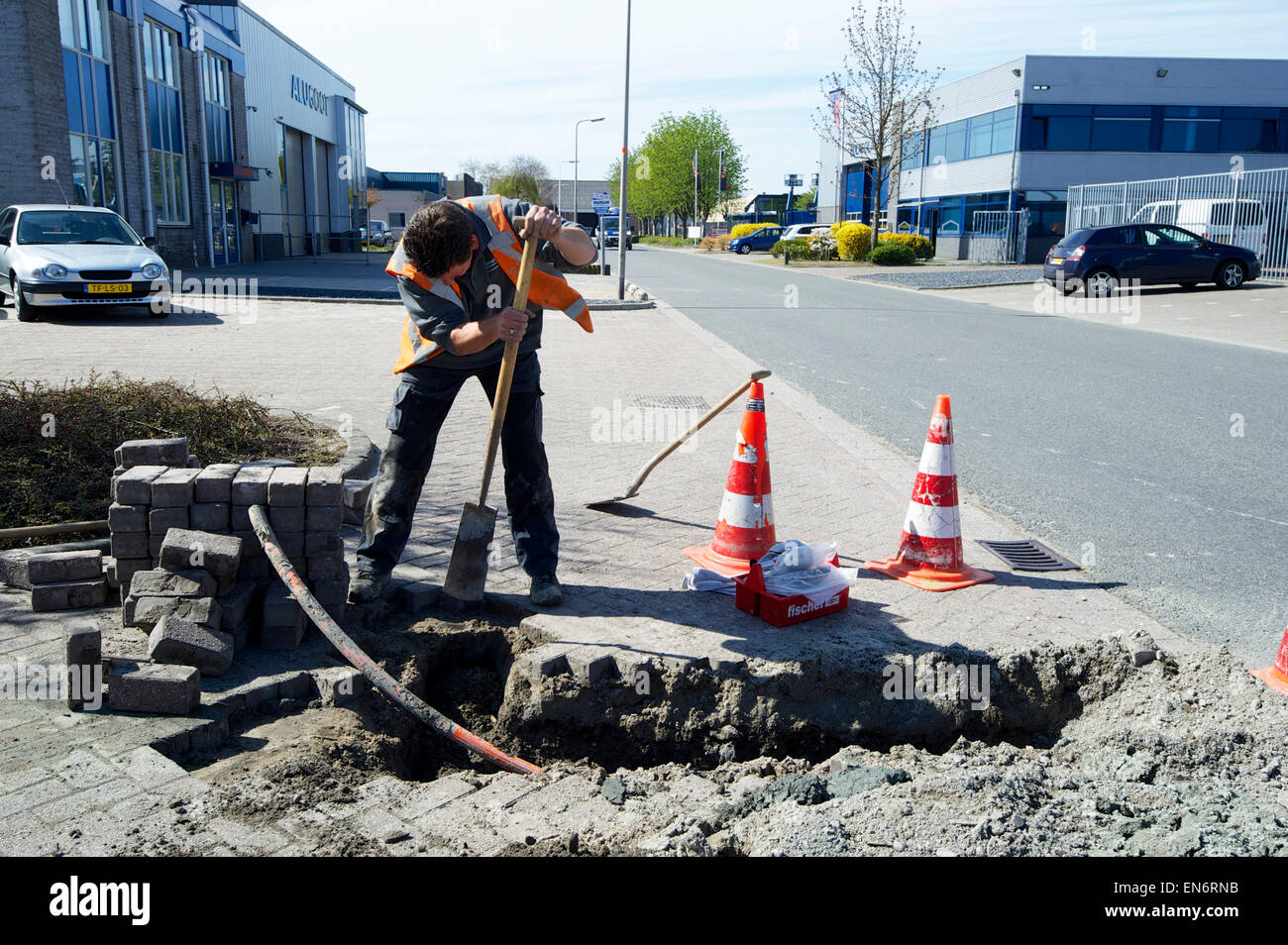 Männer, die Verlegung von LWL-Kabeln Stockfoto