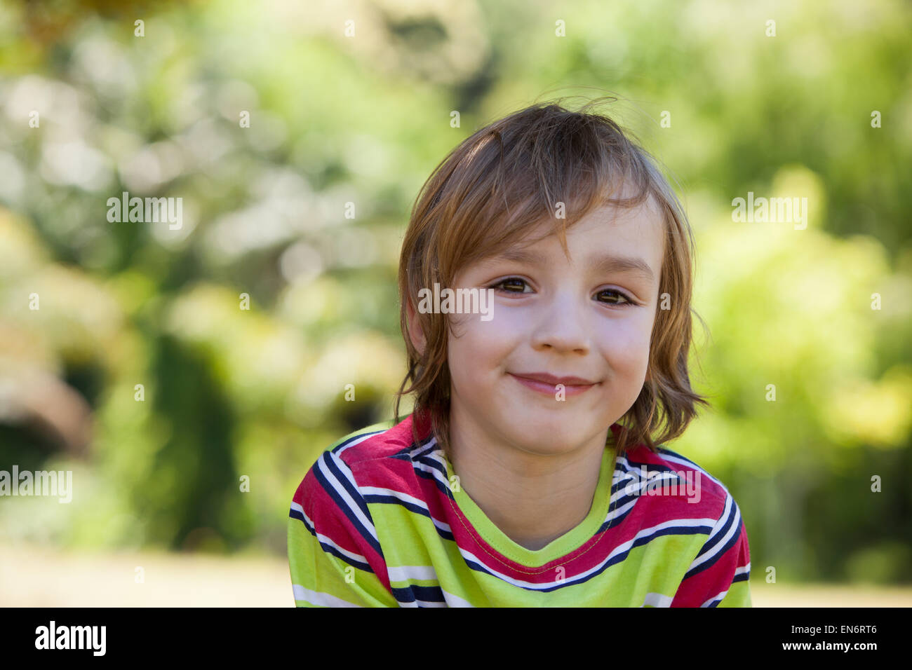 Glücklicher kleiner junge -Fotos und -Bildmaterial in hoher Auflösung ...